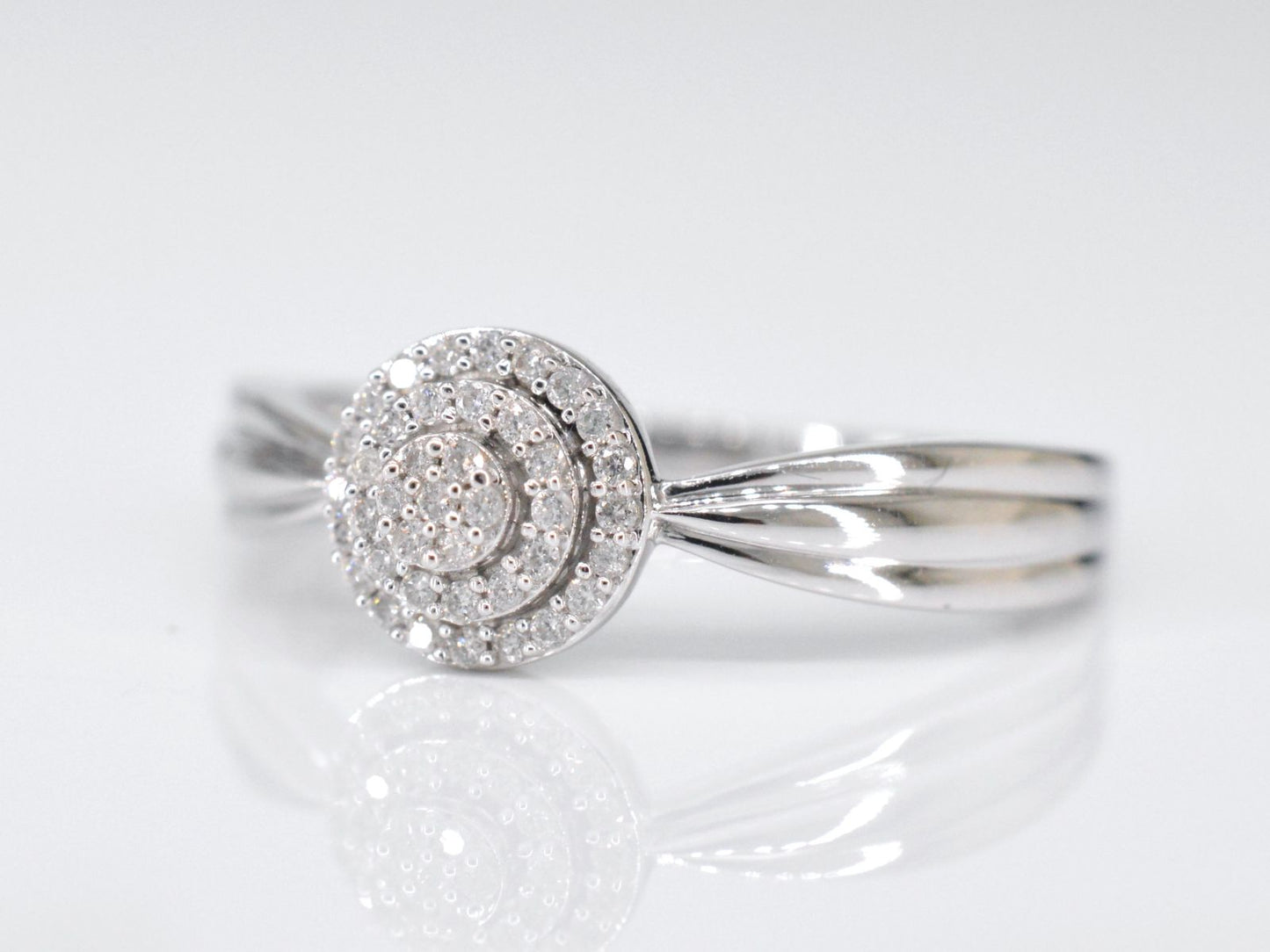 Witgouden entourage ring met diamanten 2001-2