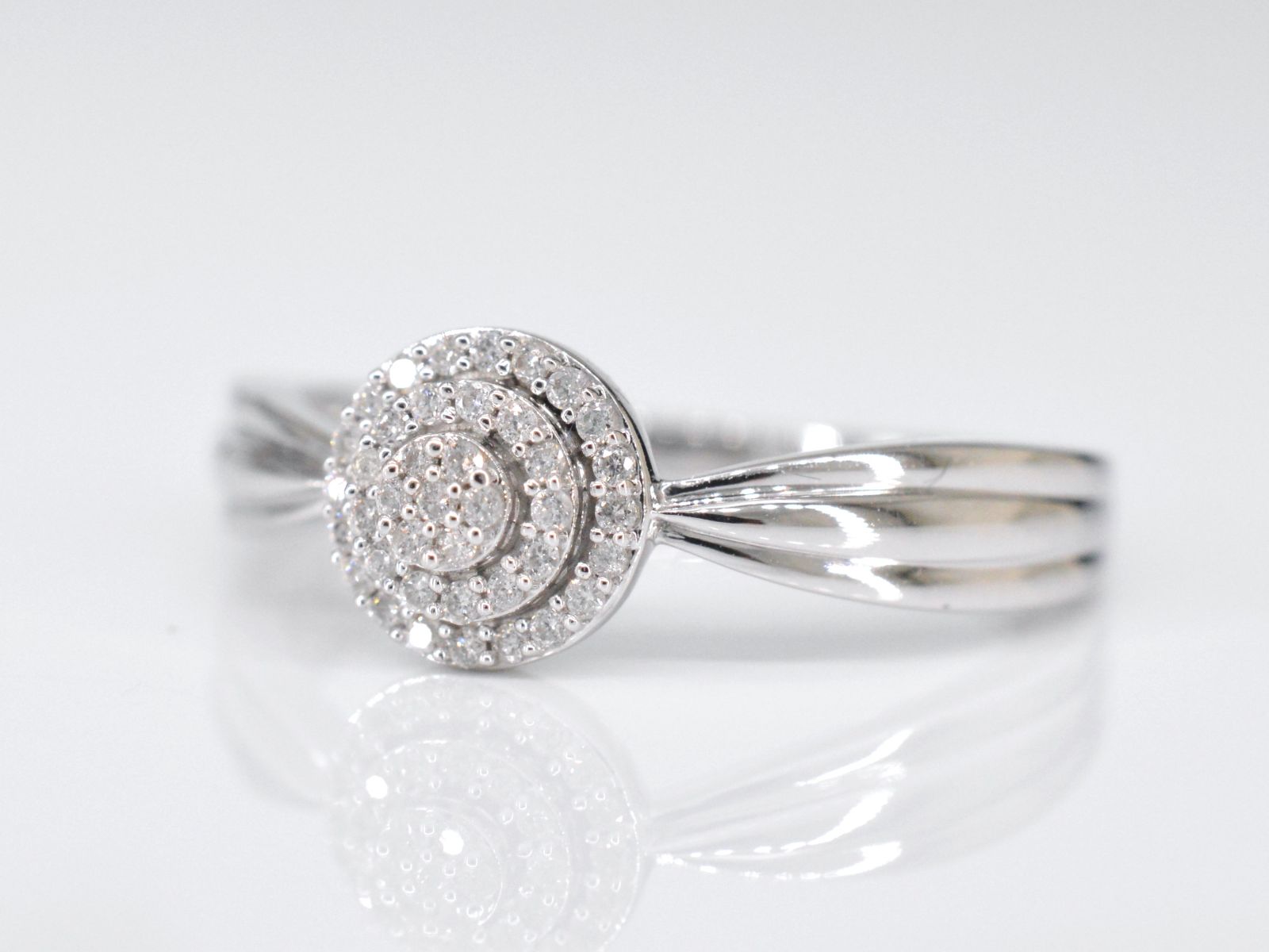 Witgouden entourage ring met diamanten 2001-2