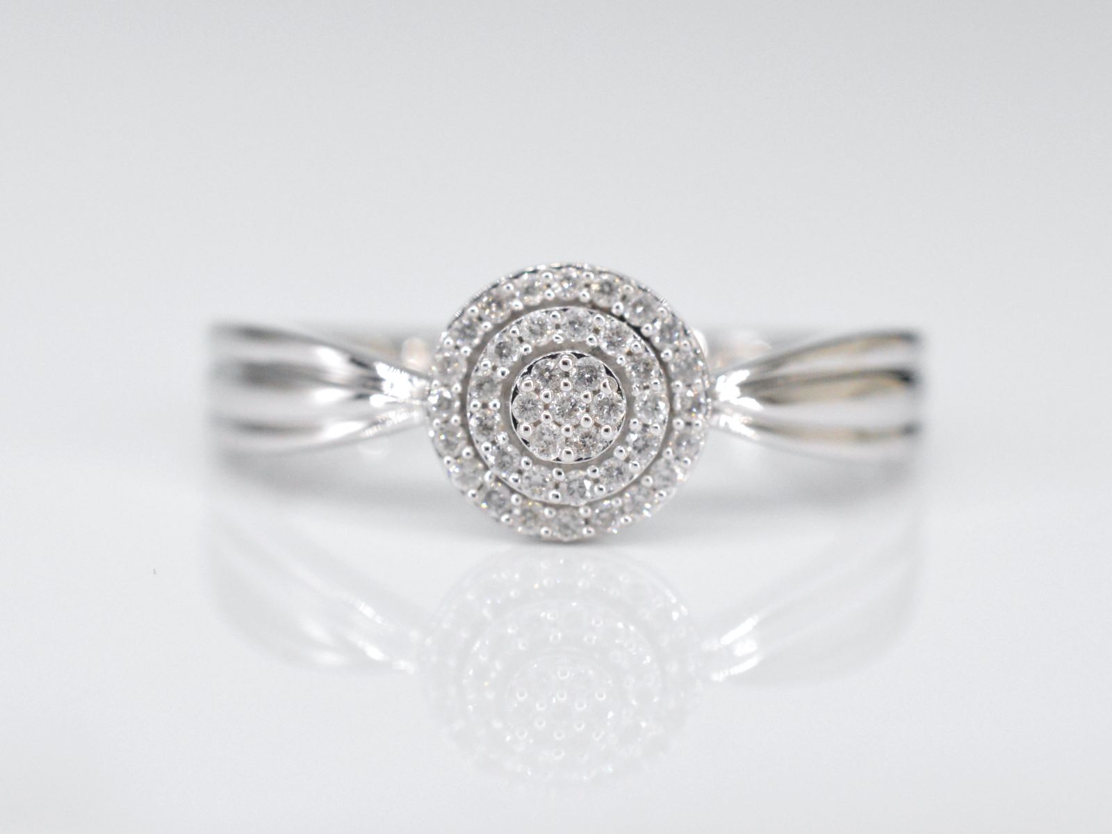 Witgouden entourage ring met diamanten 2001-4