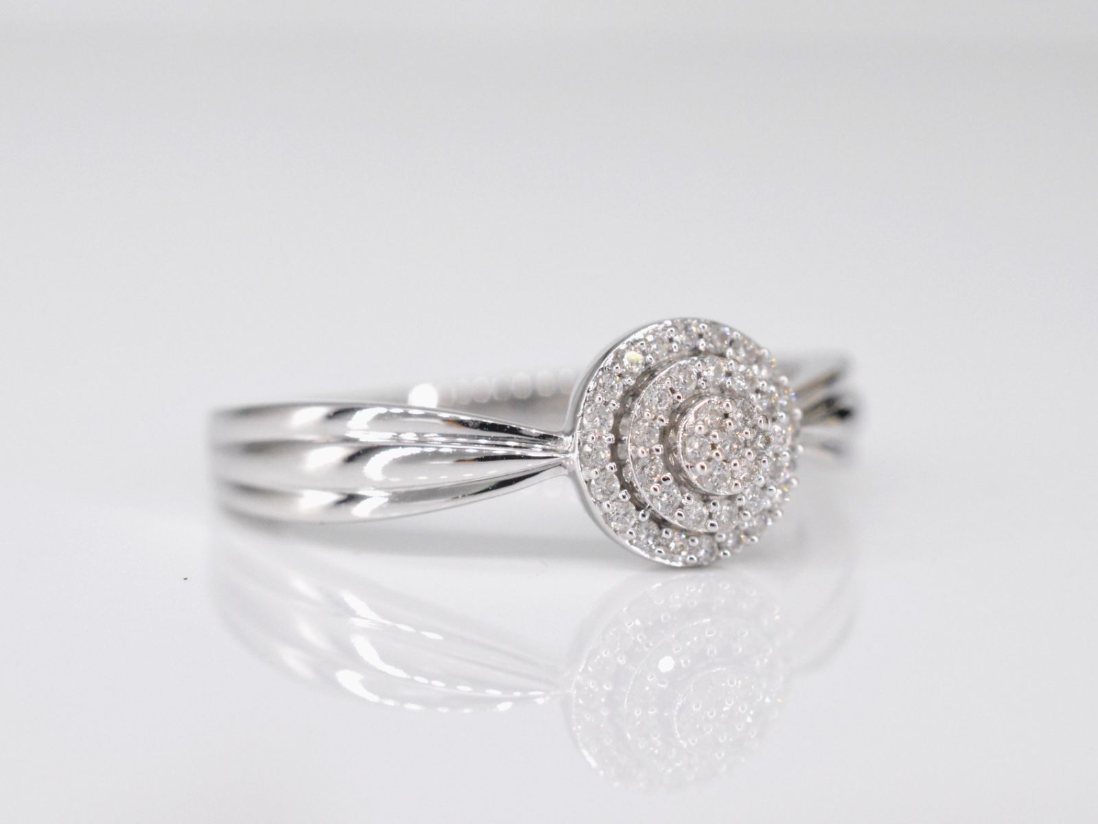 Witgouden entourage ring met diamanten 2001-5