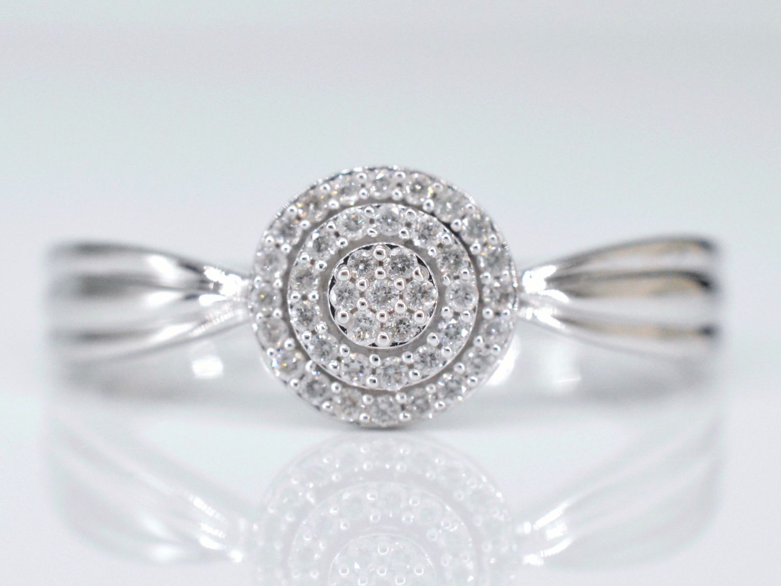 Witgouden entourage ring met diamanten 2001-6