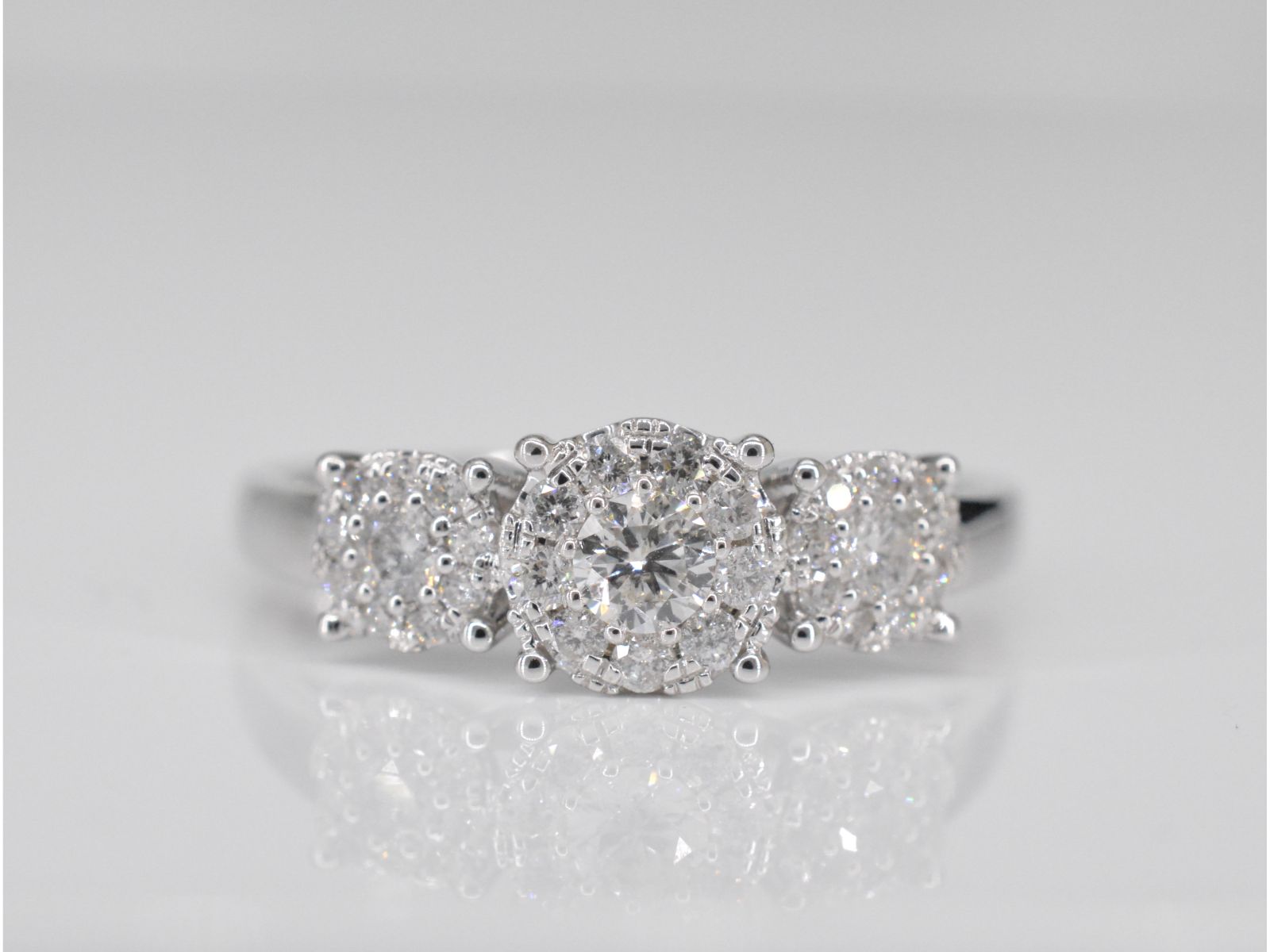 Witgouden trinity ring met diamanten 2002-1