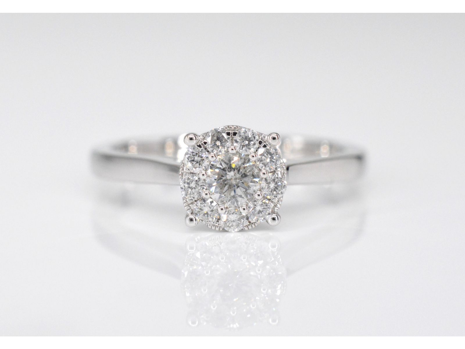 Witgouden entourage ring met briljant geslepen diamanten 2003-2