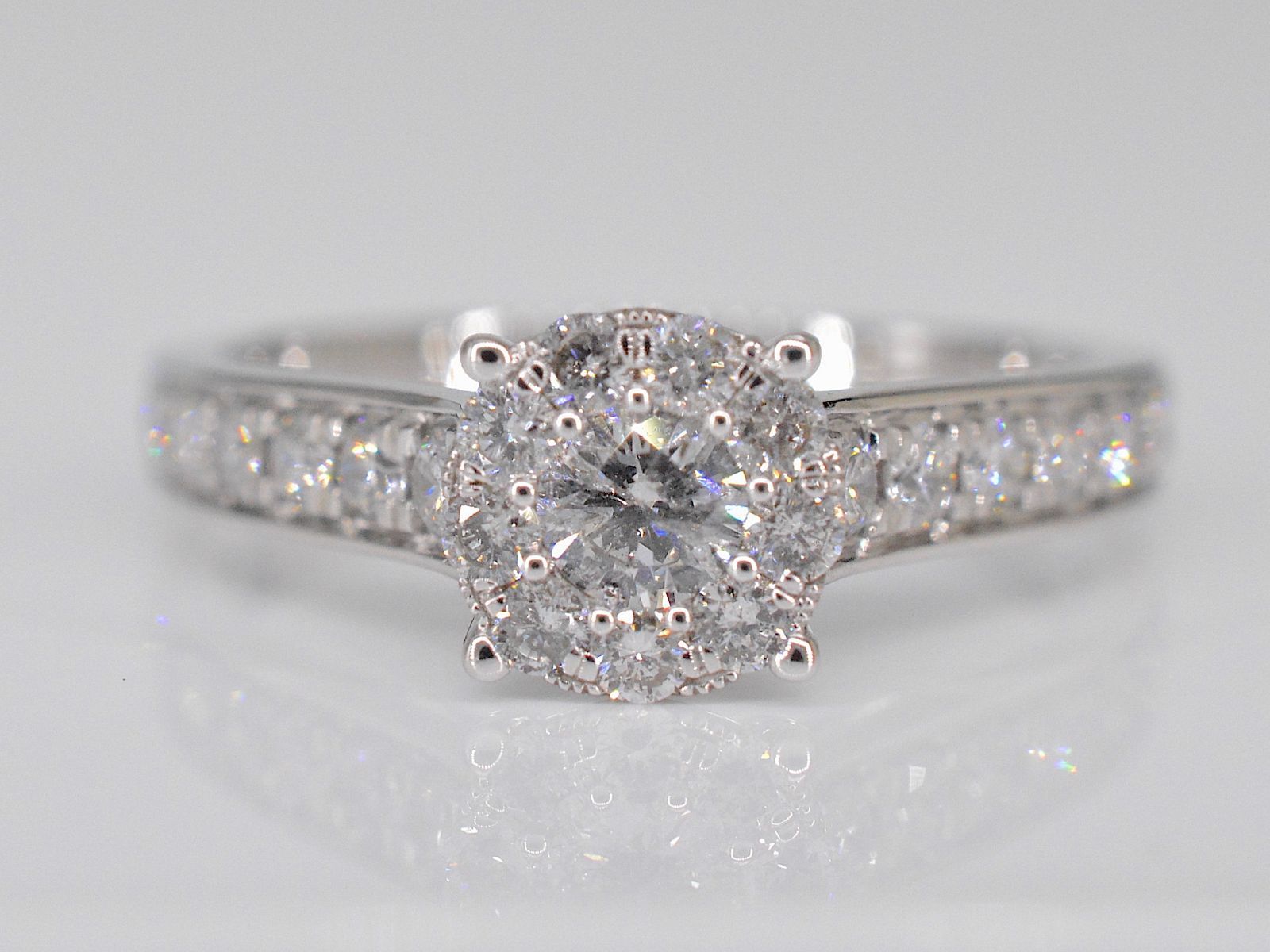 Witgouden entourage ring met diamanten 2006-5