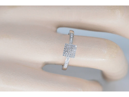 Witgouden entourage ring met diamanten