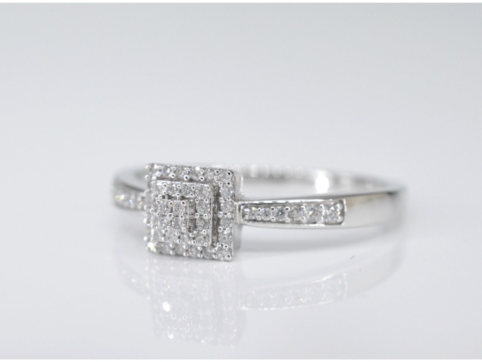 Witgouden entourage ring met diamanten 2007-1