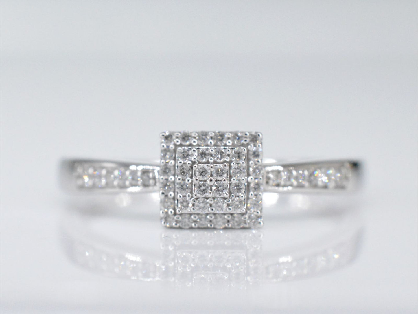 Witgouden entourage ring met diamanten 2007-4