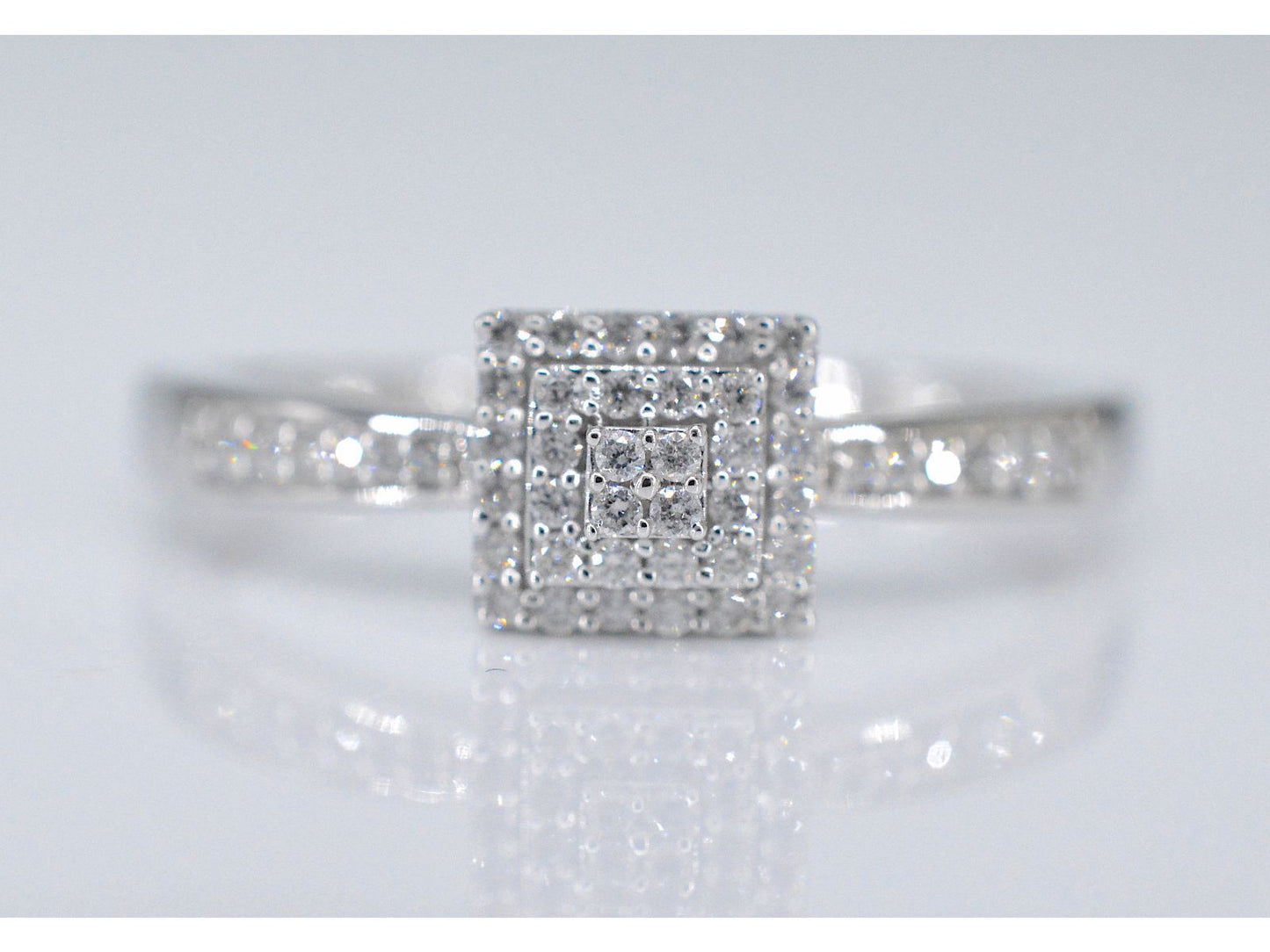 Witgouden entourage ring met diamanten 2007-6