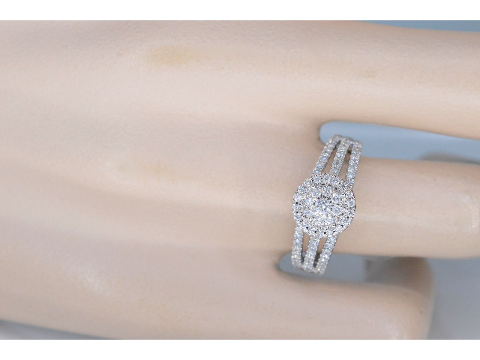 Witgouden entourage ring met diamanten