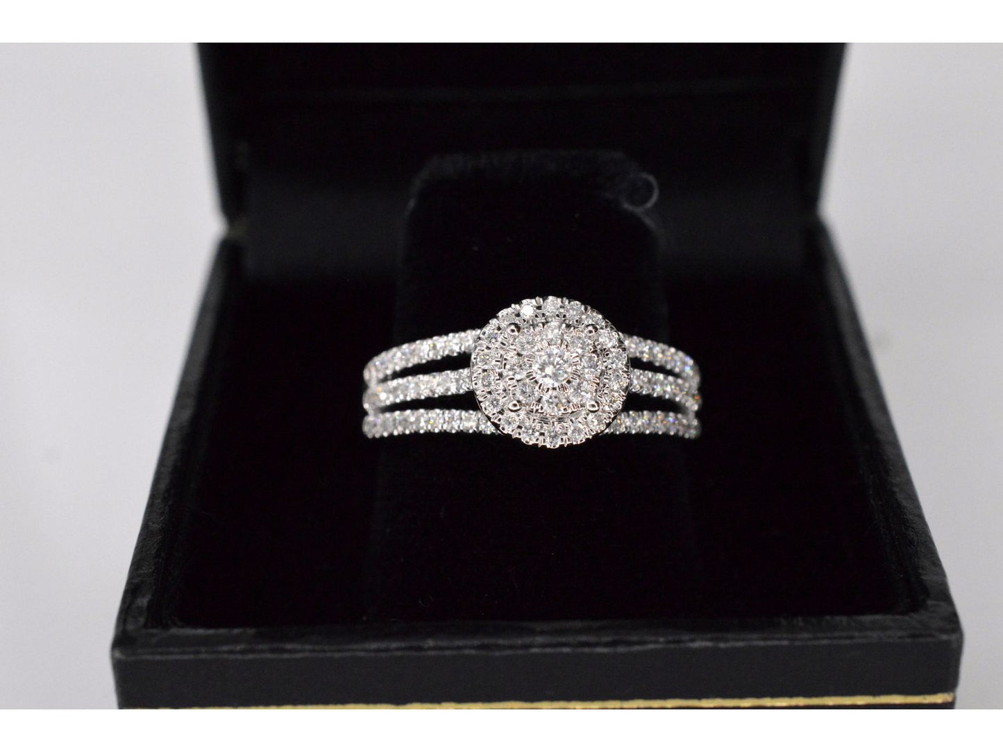 Witgouden entourage ring met diamanten 2009-4