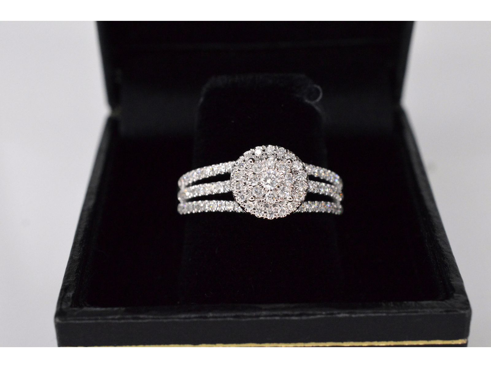 Witgouden entourage ring met diamanten 2009-4