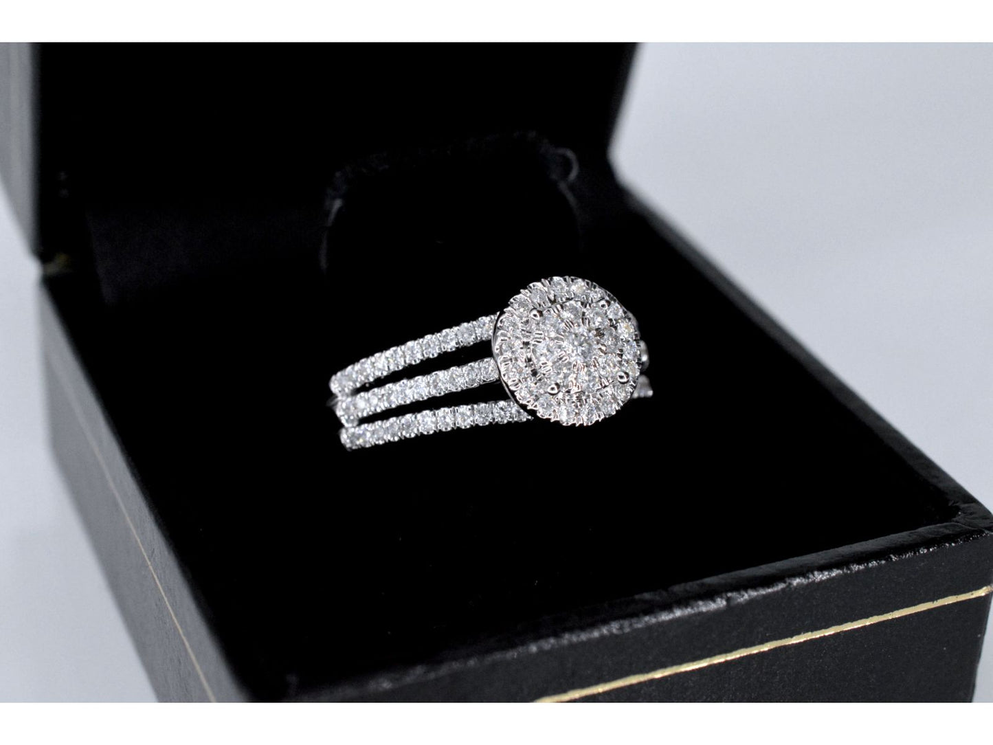 Witgouden entourage ring met diamanten 2009-5