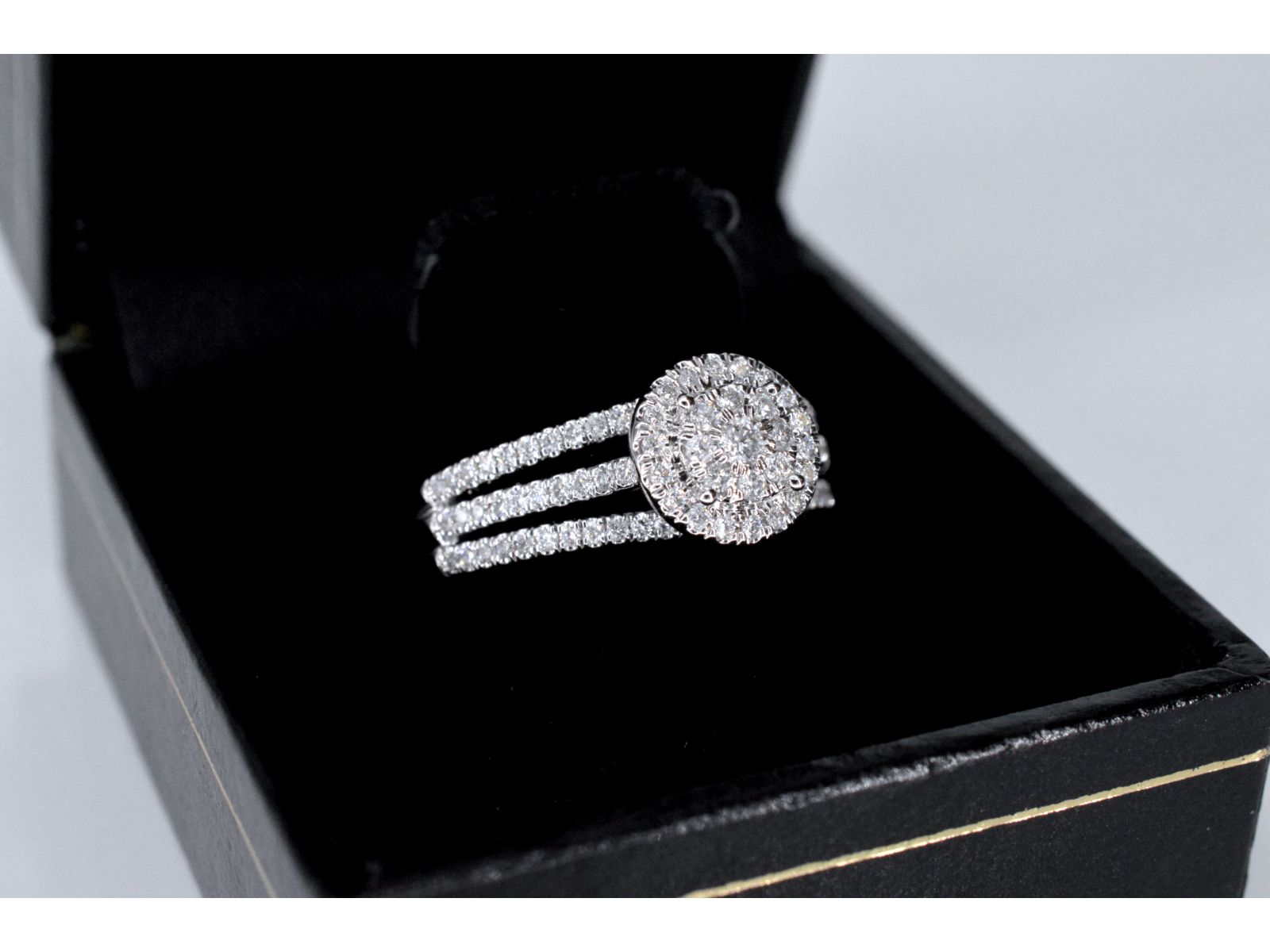 Witgouden entourage ring met diamanten 2009-5