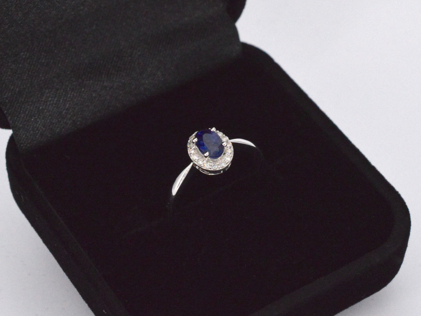 Witgouden entourage ring met diamanten en saffier 2010-1