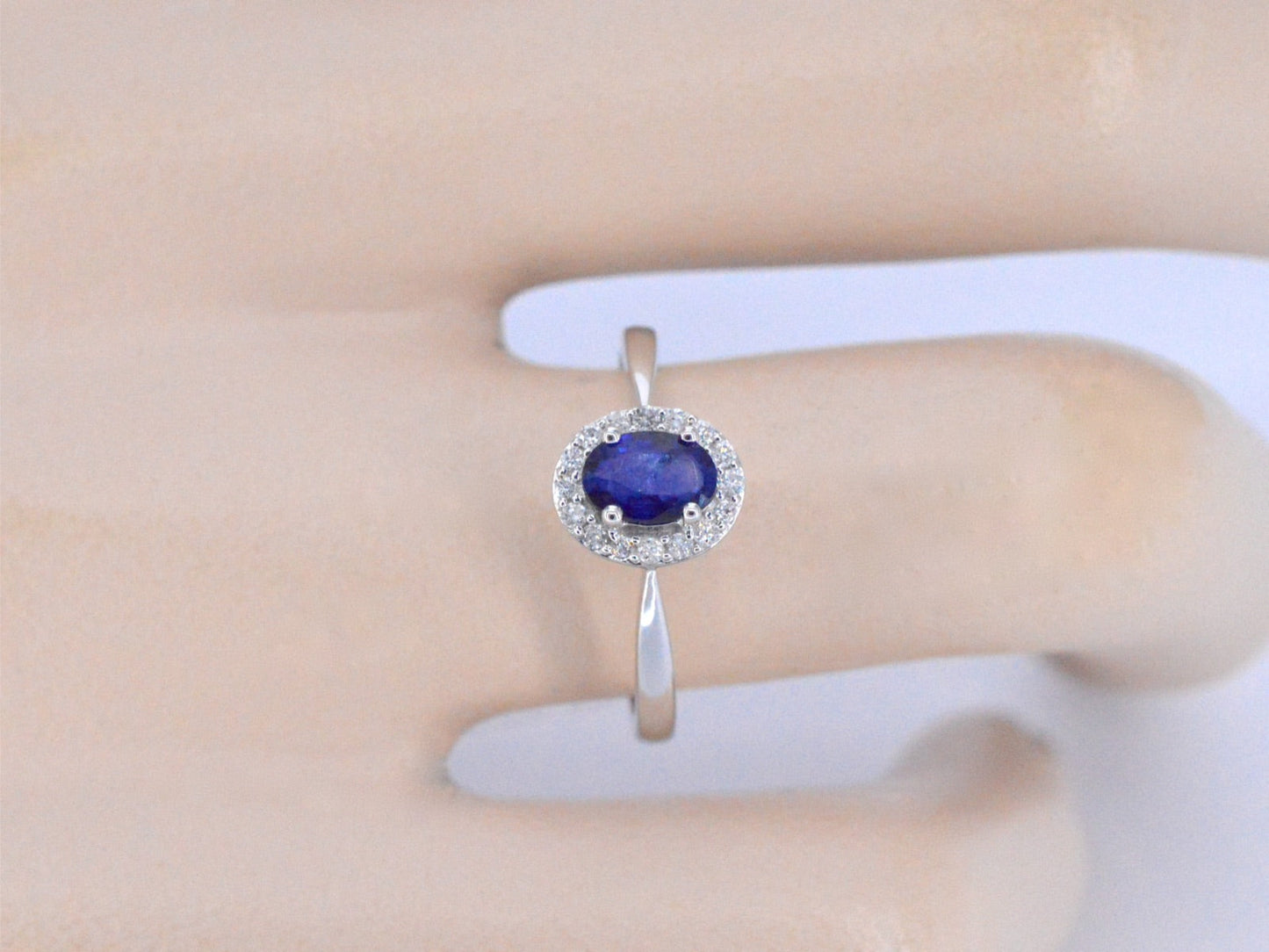 Witgouden entourage ring met diamanten en saffier