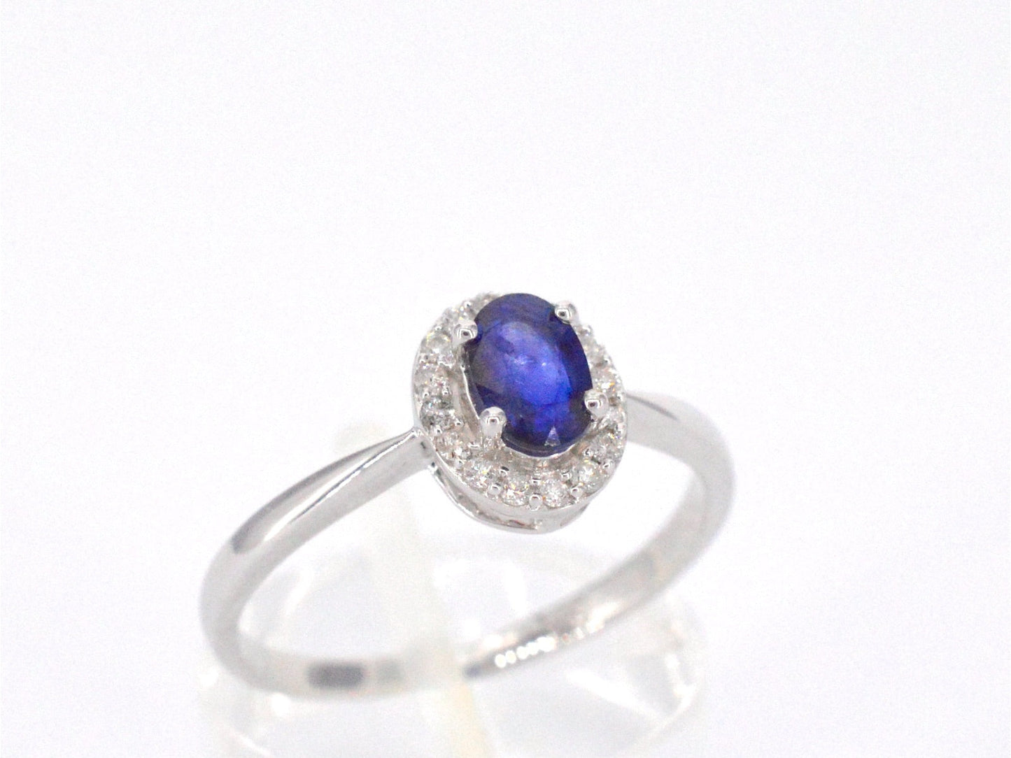 Witgouden entourage ring met diamanten en saffier 2010-5