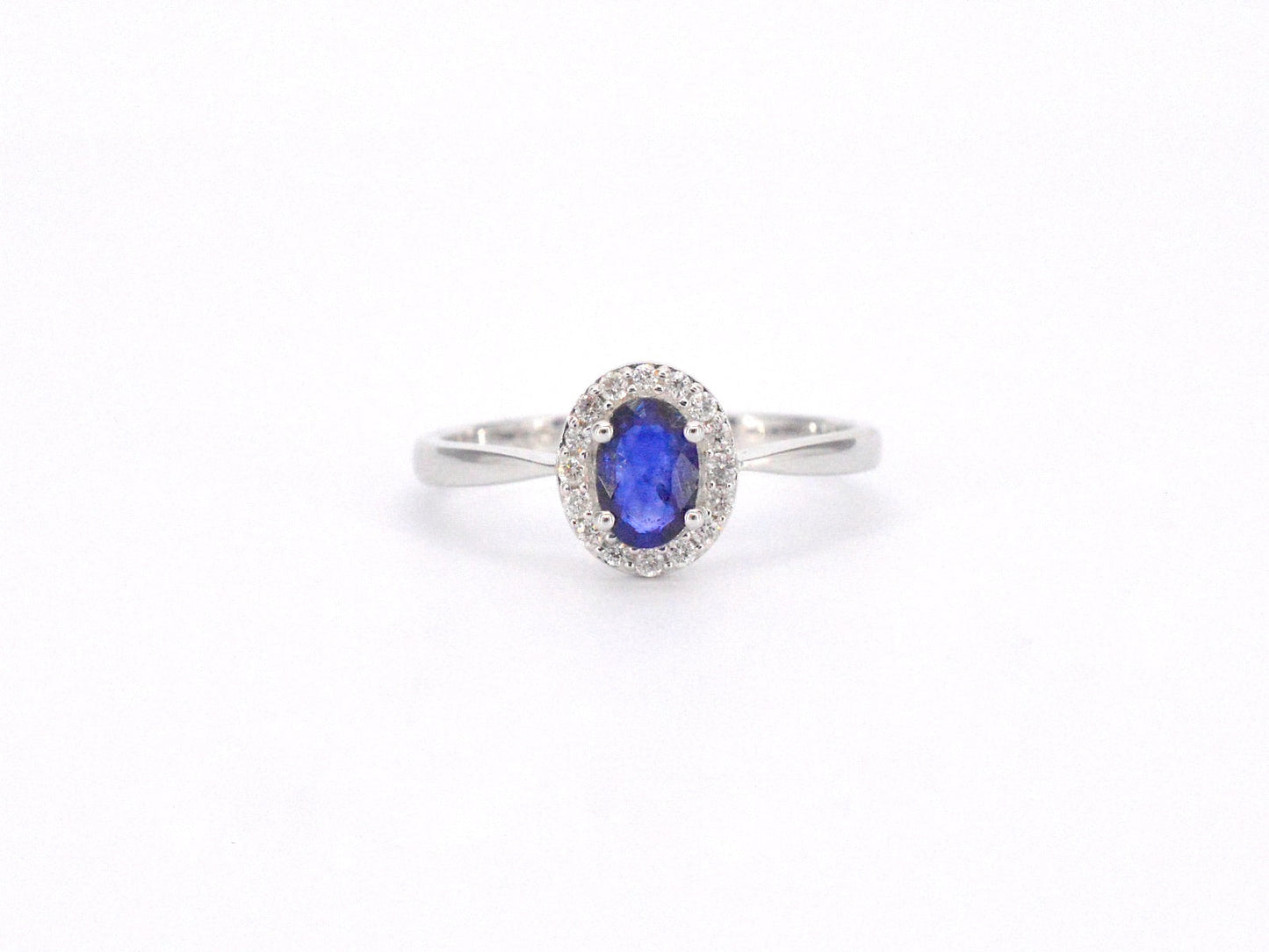 Witgouden entourage ring met diamanten en saffier 2010-6