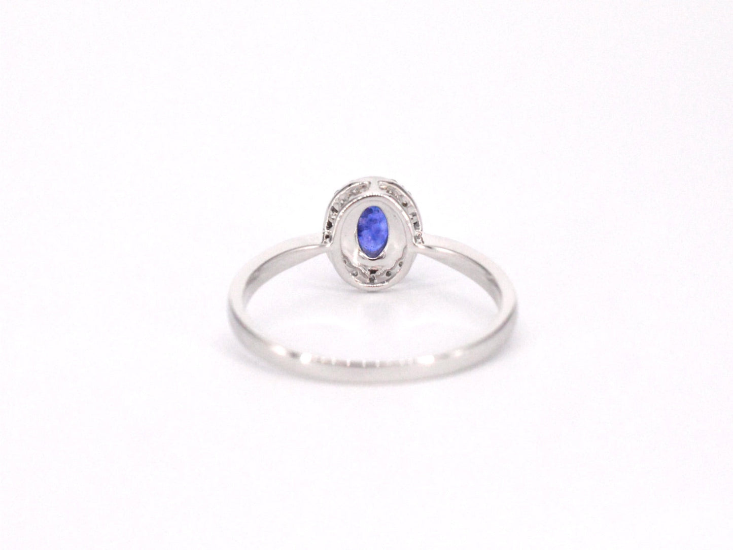 Witgouden entourage ring met diamanten en saffier 2010-7