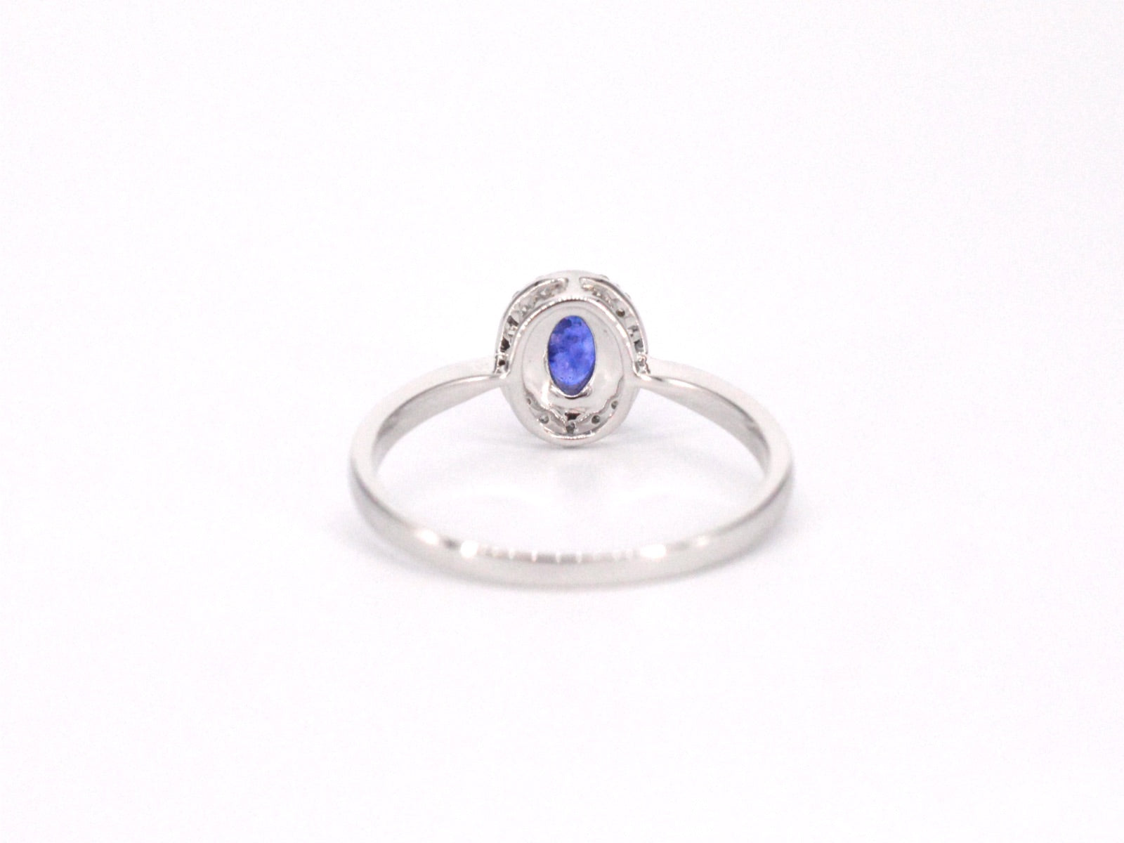 Witgouden entourage ring met diamanten en saffier 2010-7