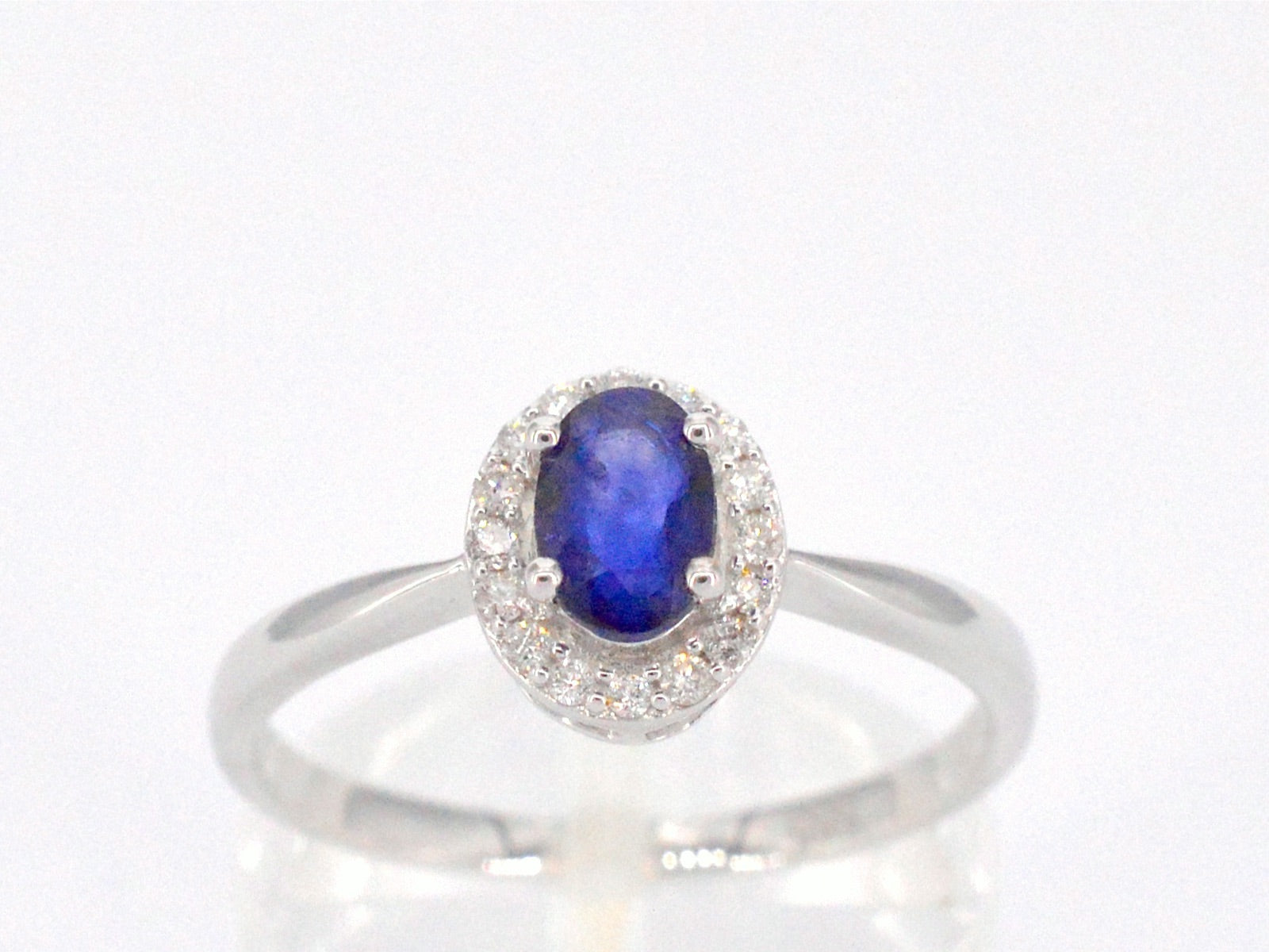 Witgouden entourage ring met diamanten en saffier 2010-11