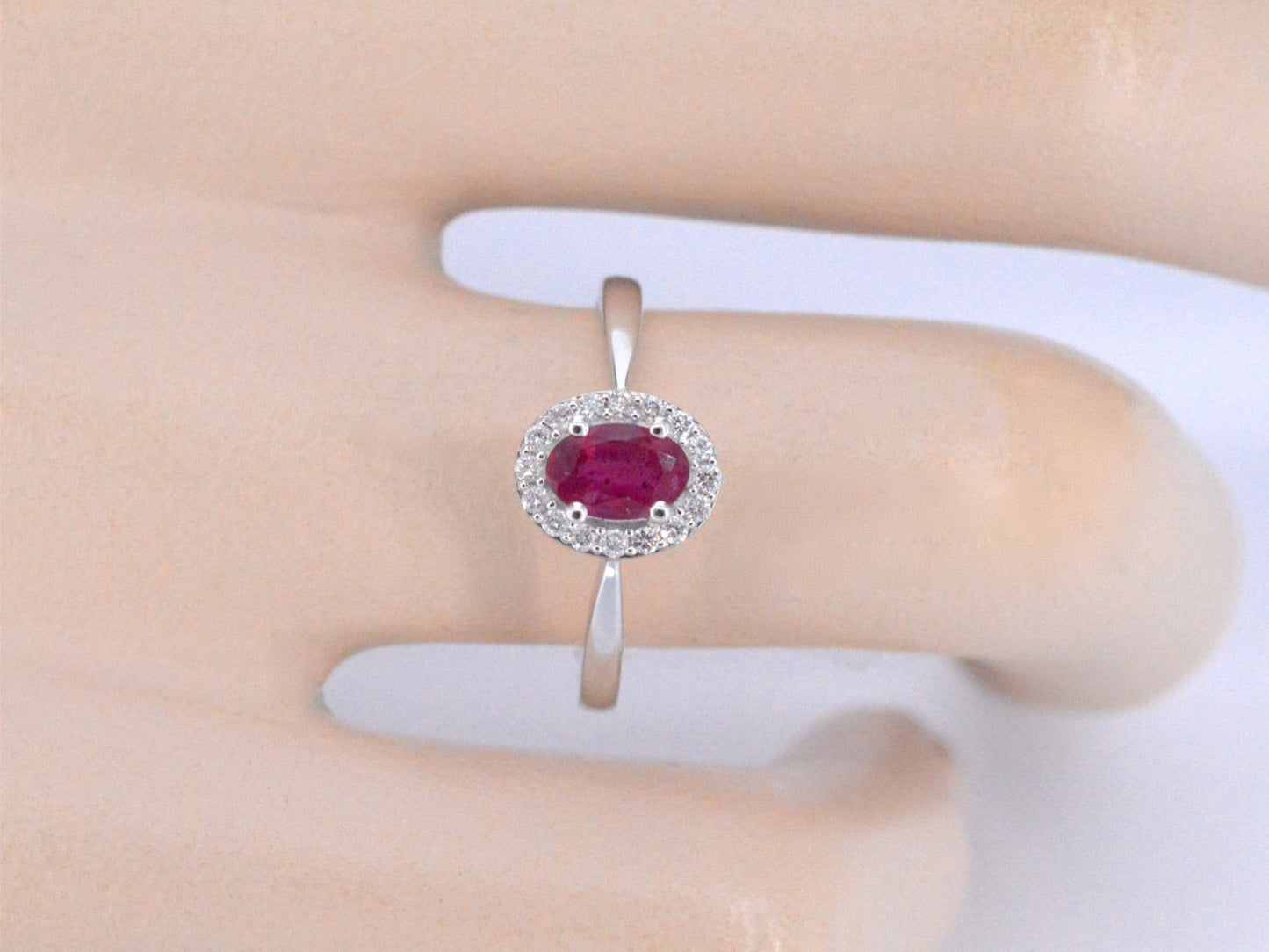 Witgouden entourage ring met diamanten en robijn