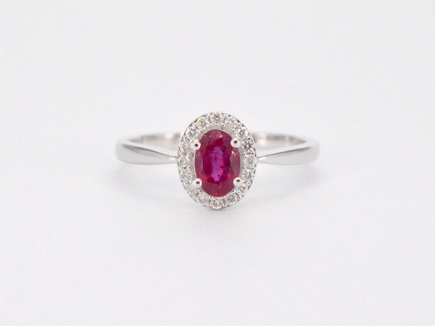 Witgouden entourage ring met diamanten en robijn 2011-5