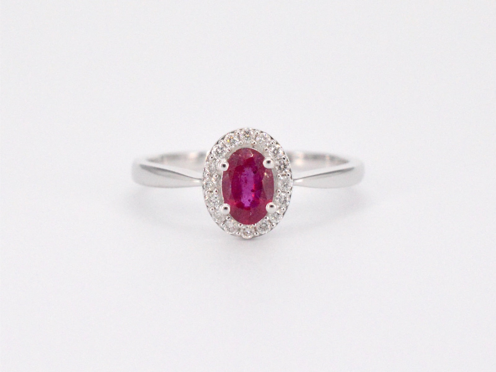 Witgouden entourage ring met diamanten en robijn 2011-5