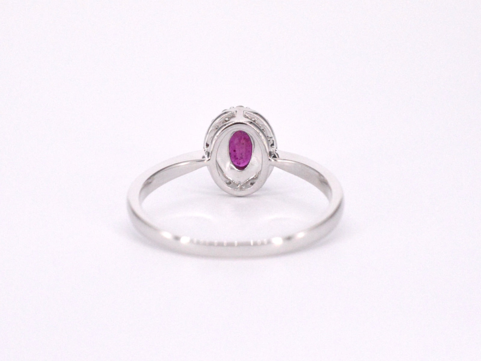 Witgouden entourage ring met diamanten en robijn 2011-6