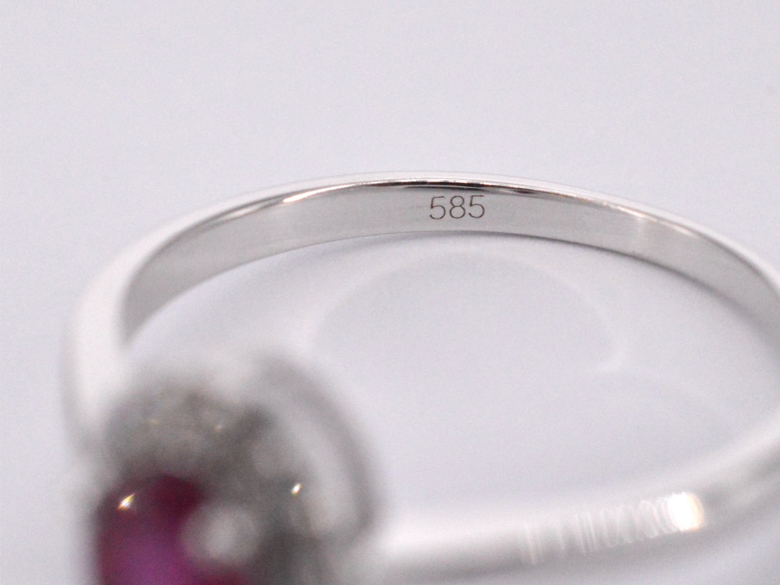 Witgouden entourage ring met diamanten en robijn 2011-8