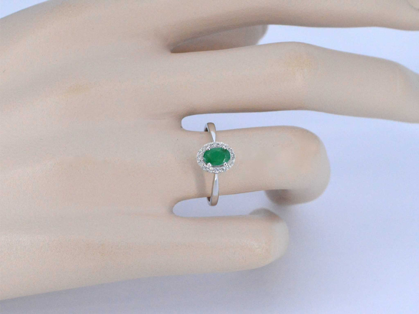 Witgouden entourage ring met diamanten en smaragd 2012-1