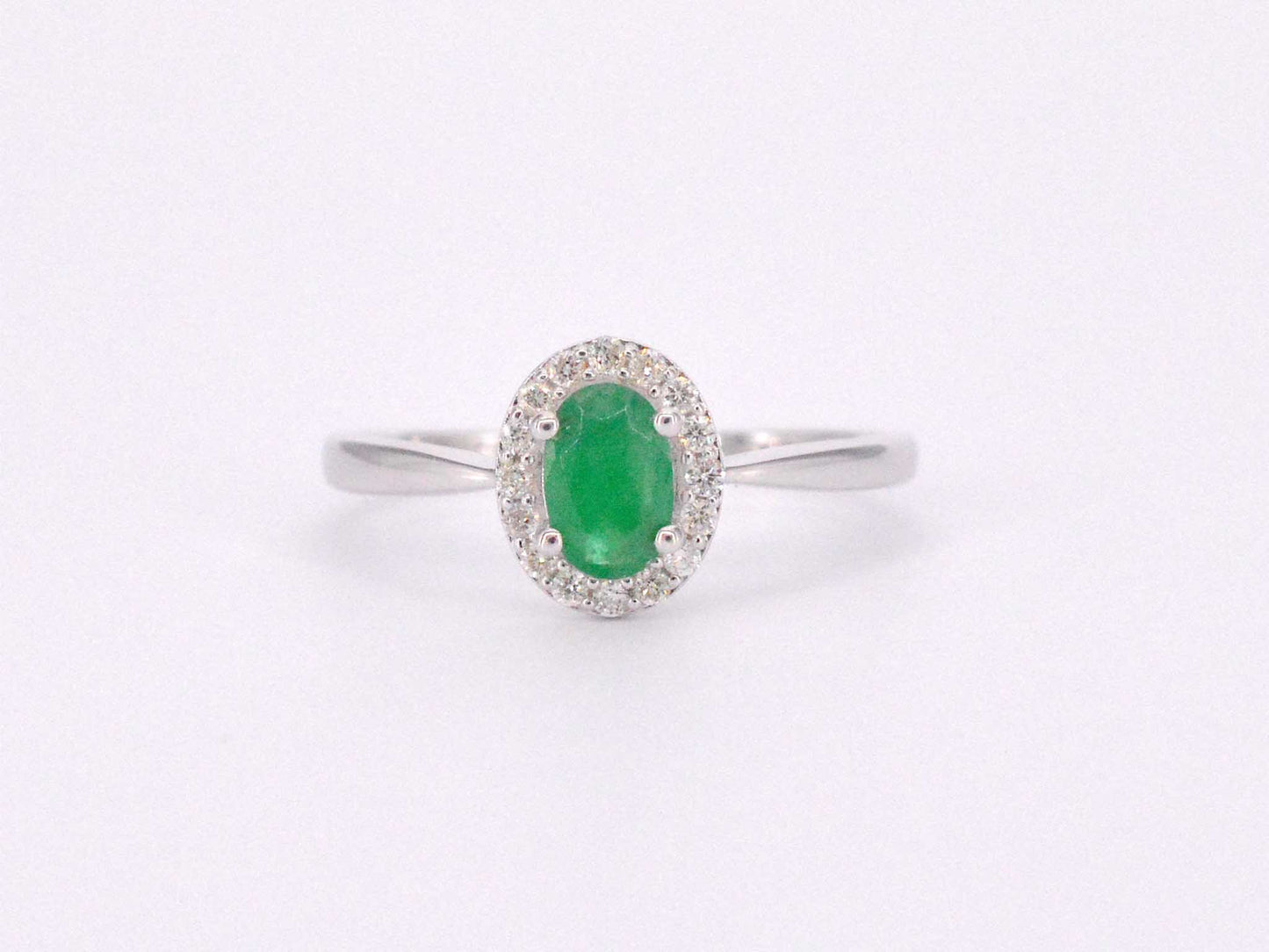 Witgouden entourage ring met diamanten en smaragd 2012-4