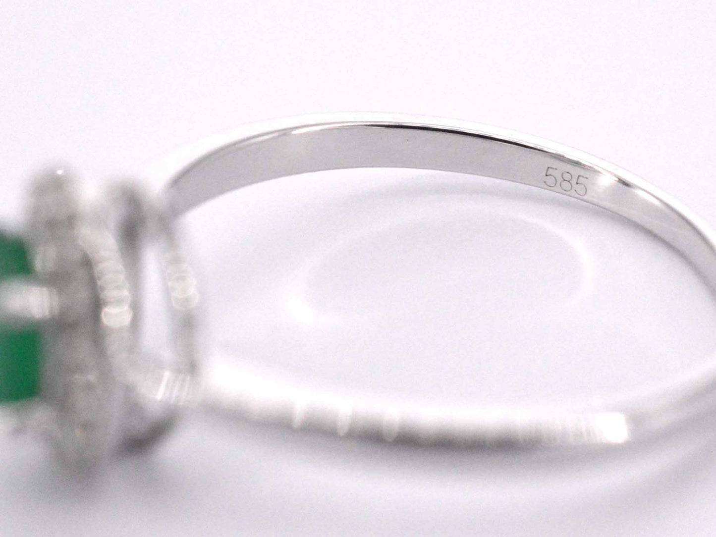 Witgouden entourage ring met diamanten en smaragd 2012-7