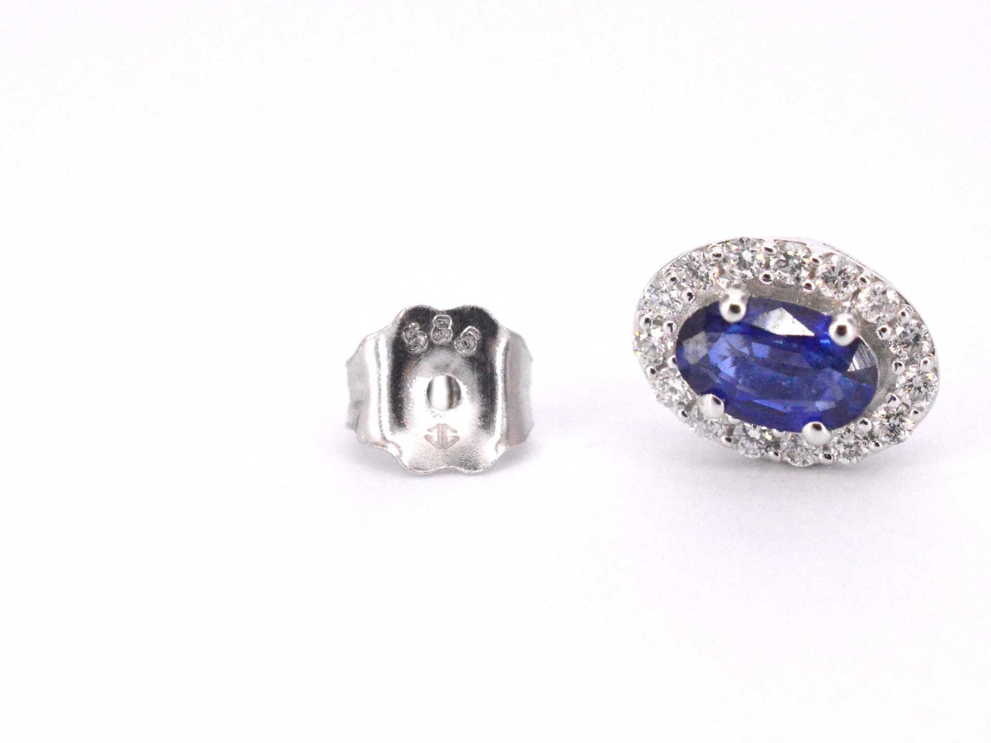 Witgouden oorbellen met diamanten en saffier 2013-6