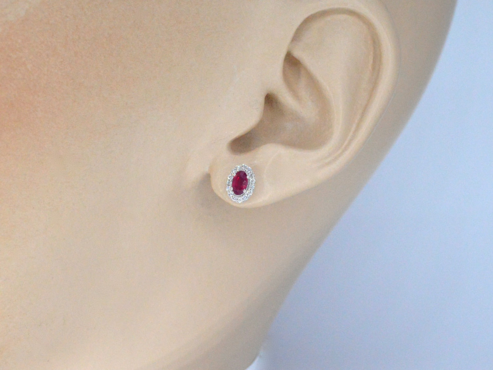 Witgouden oorbellen met diamanten en robijn 2014-1