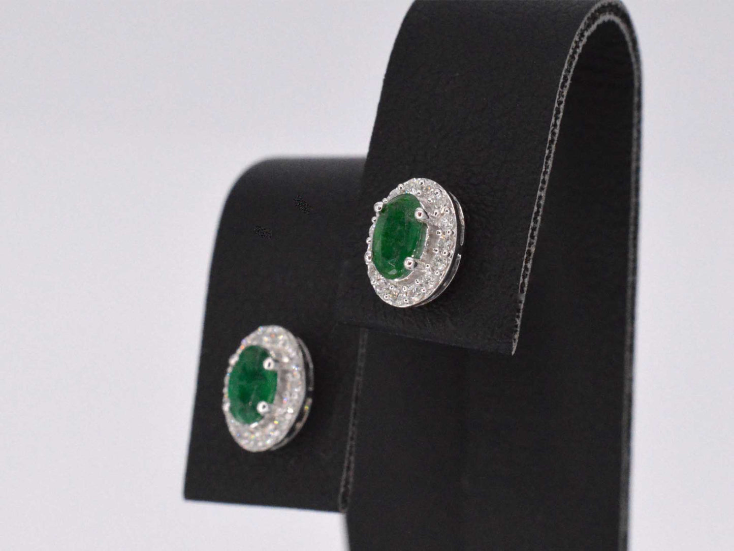 Witgouden oorbellen met diamanten en smaragd 2015-2