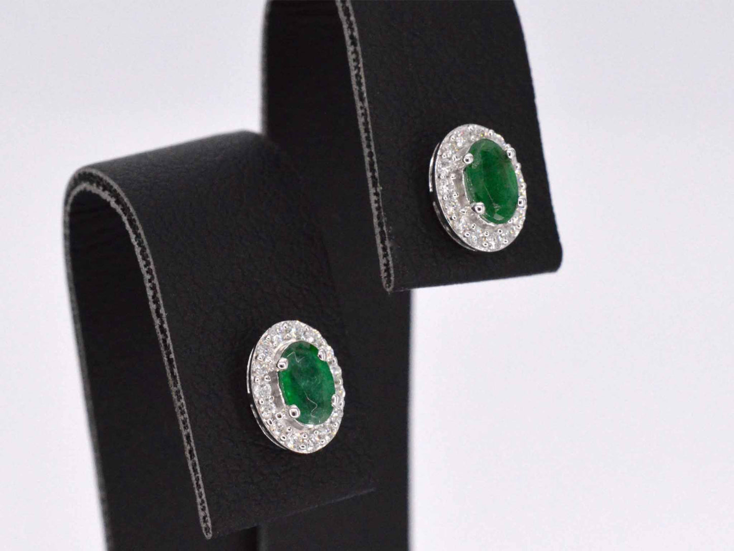 Witgouden oorbellen met diamanten en smaragd 2015-3