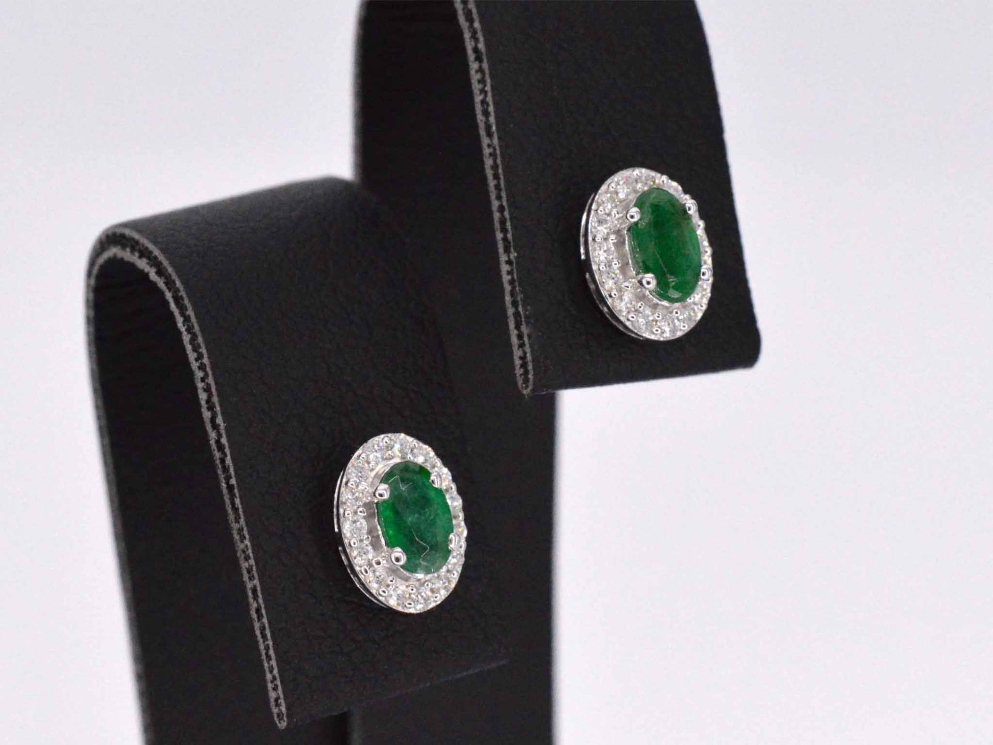 Witgouden oorbellen met diamanten en smaragd 2015-3