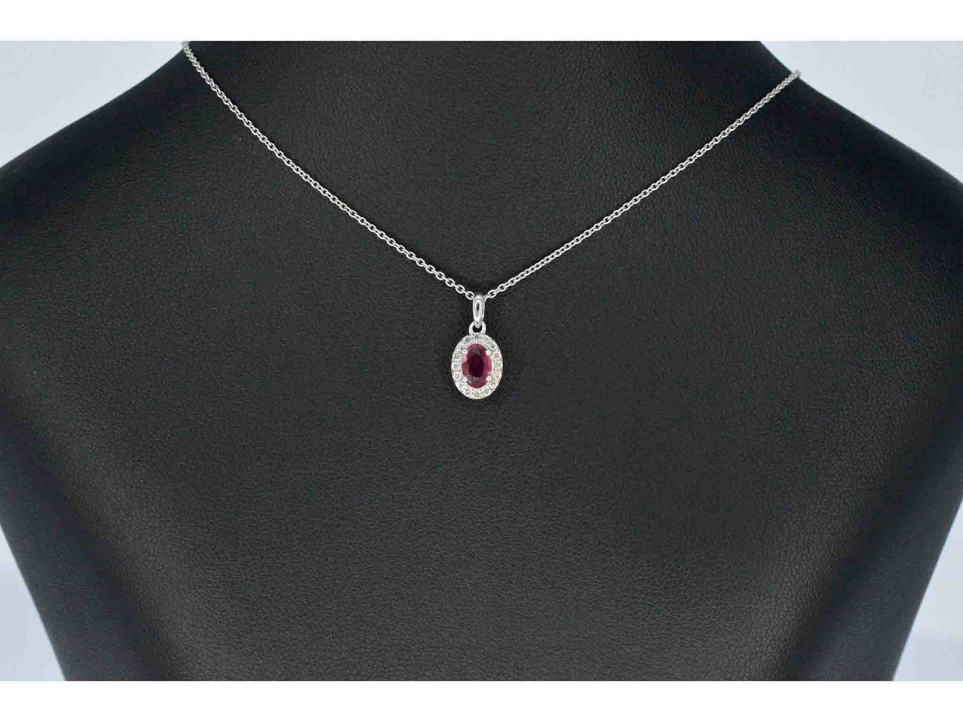 Witgouden entourage hanger met diamanten en robijn