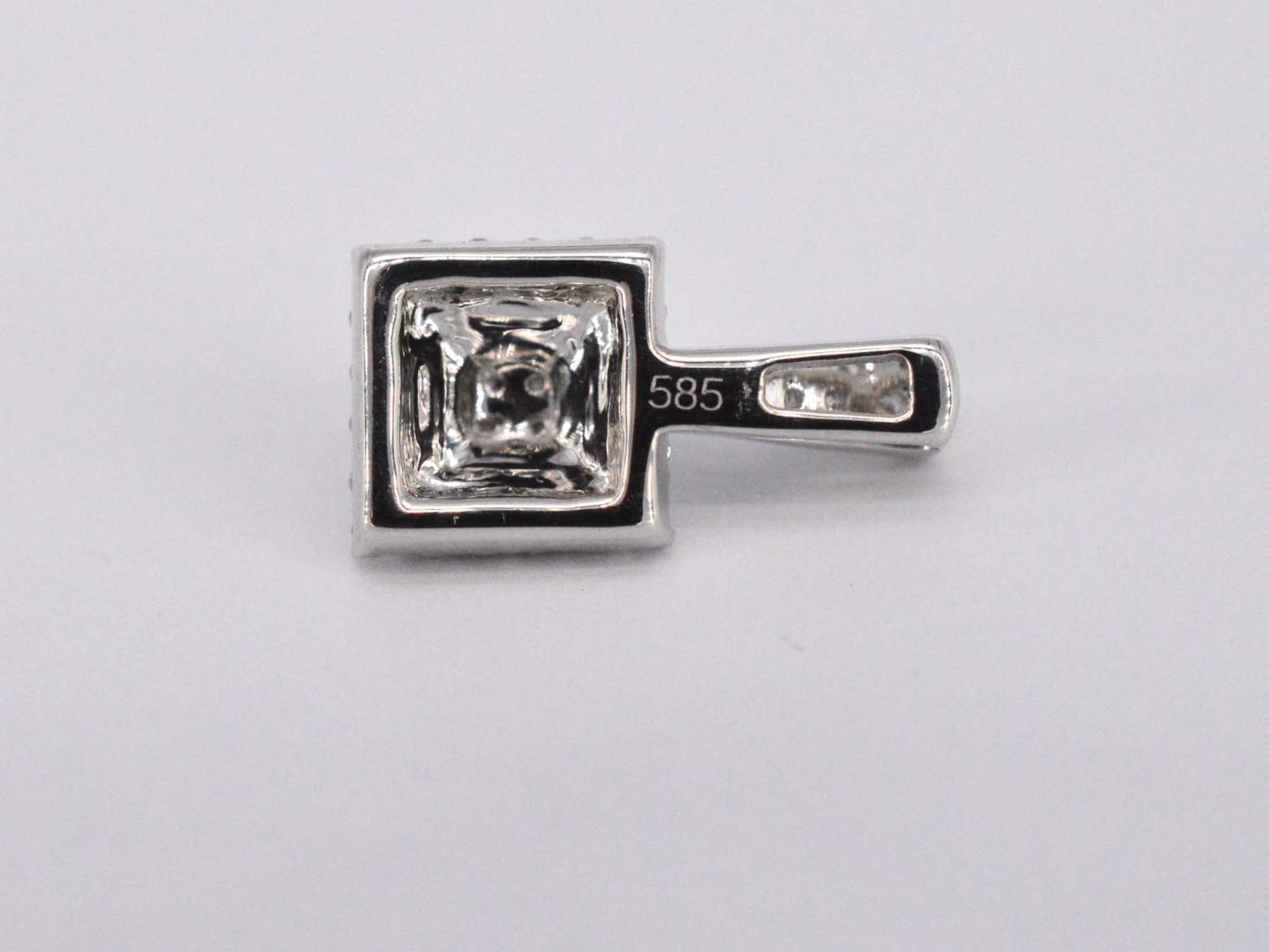 Witgouden hanger met diamanten 2024-4