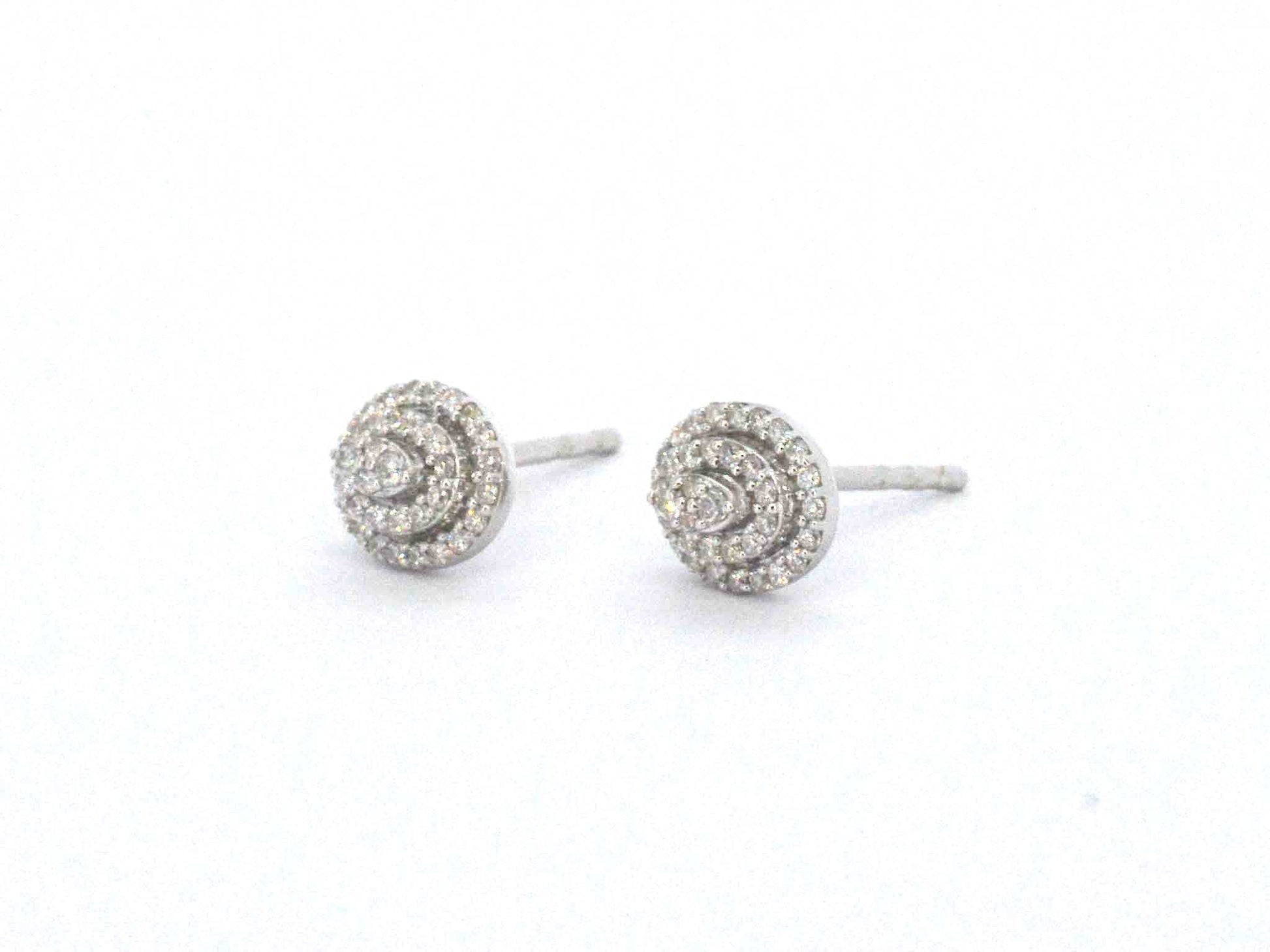 Witgouden entourage oorbellen met diamant