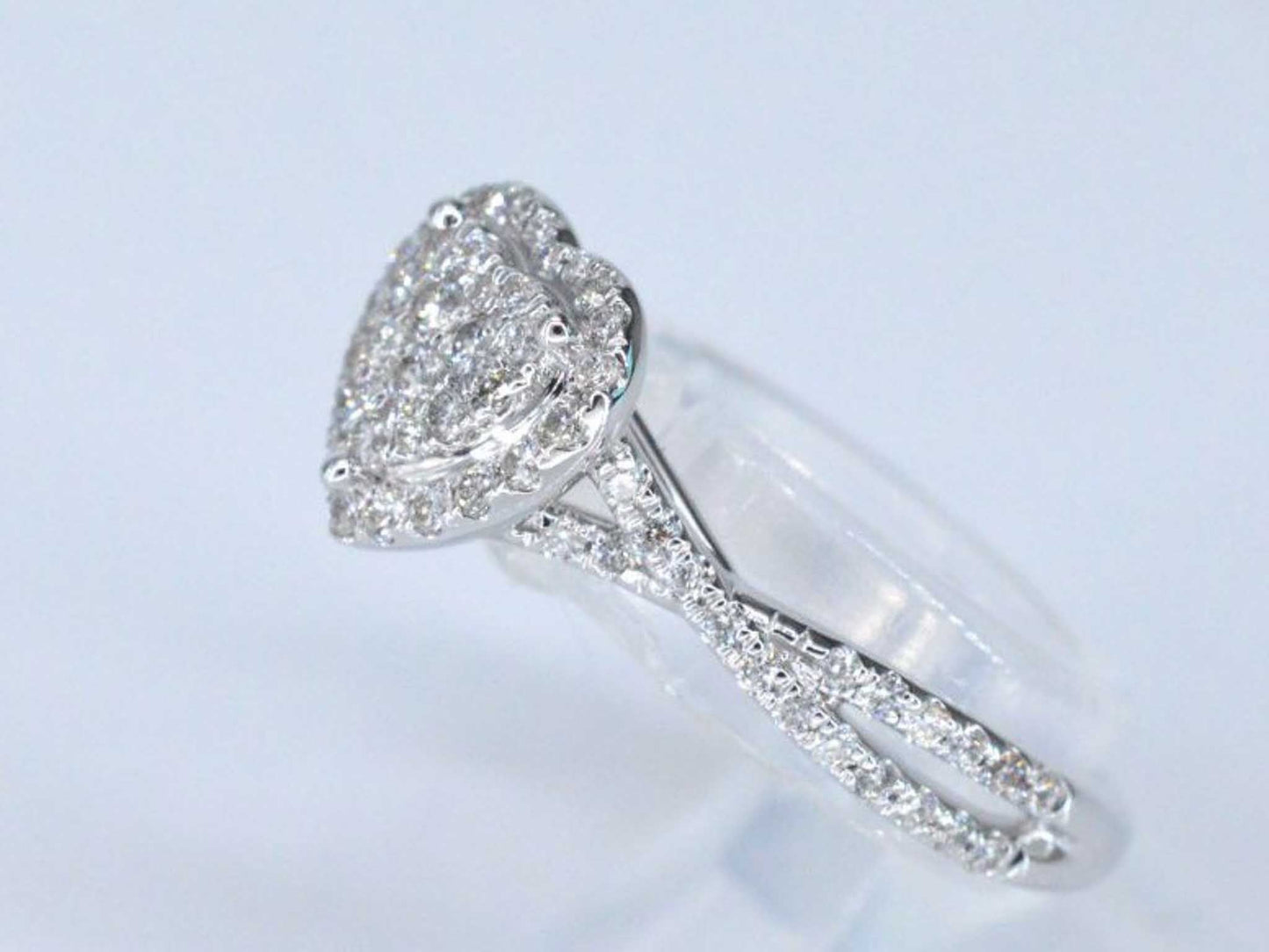 Witgouden hartvormige entourage ring met diamanten