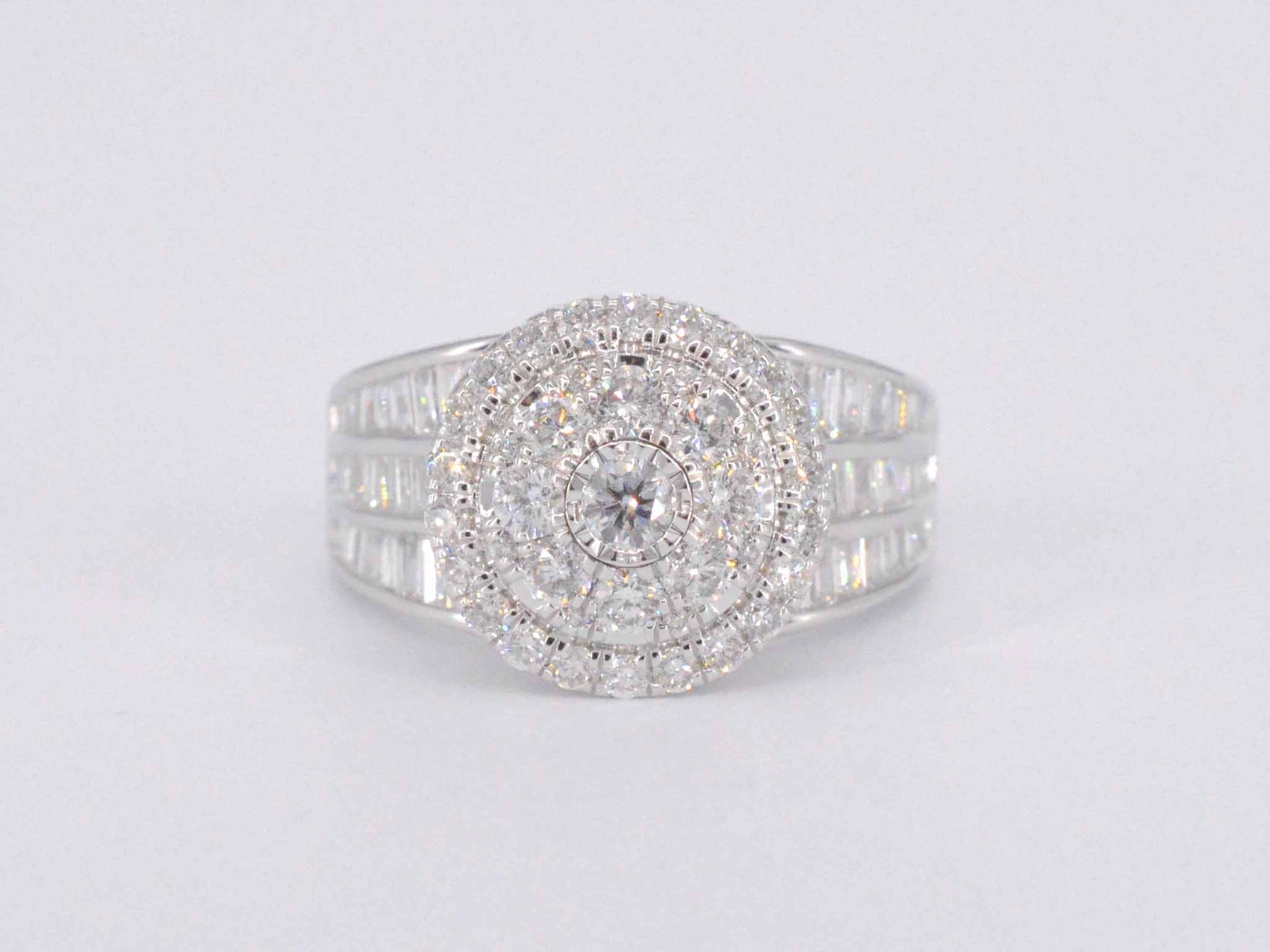 Witgouden entourage ring met diamanten 2041-13