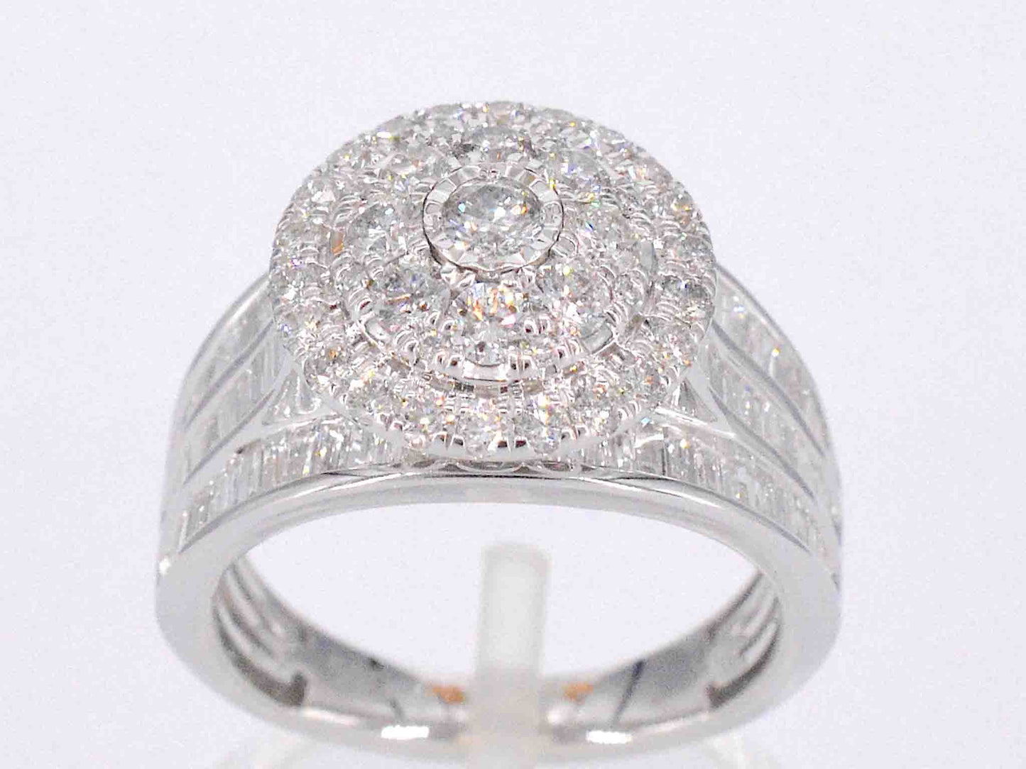 Witgouden entourage ring met diamanten 2041-19