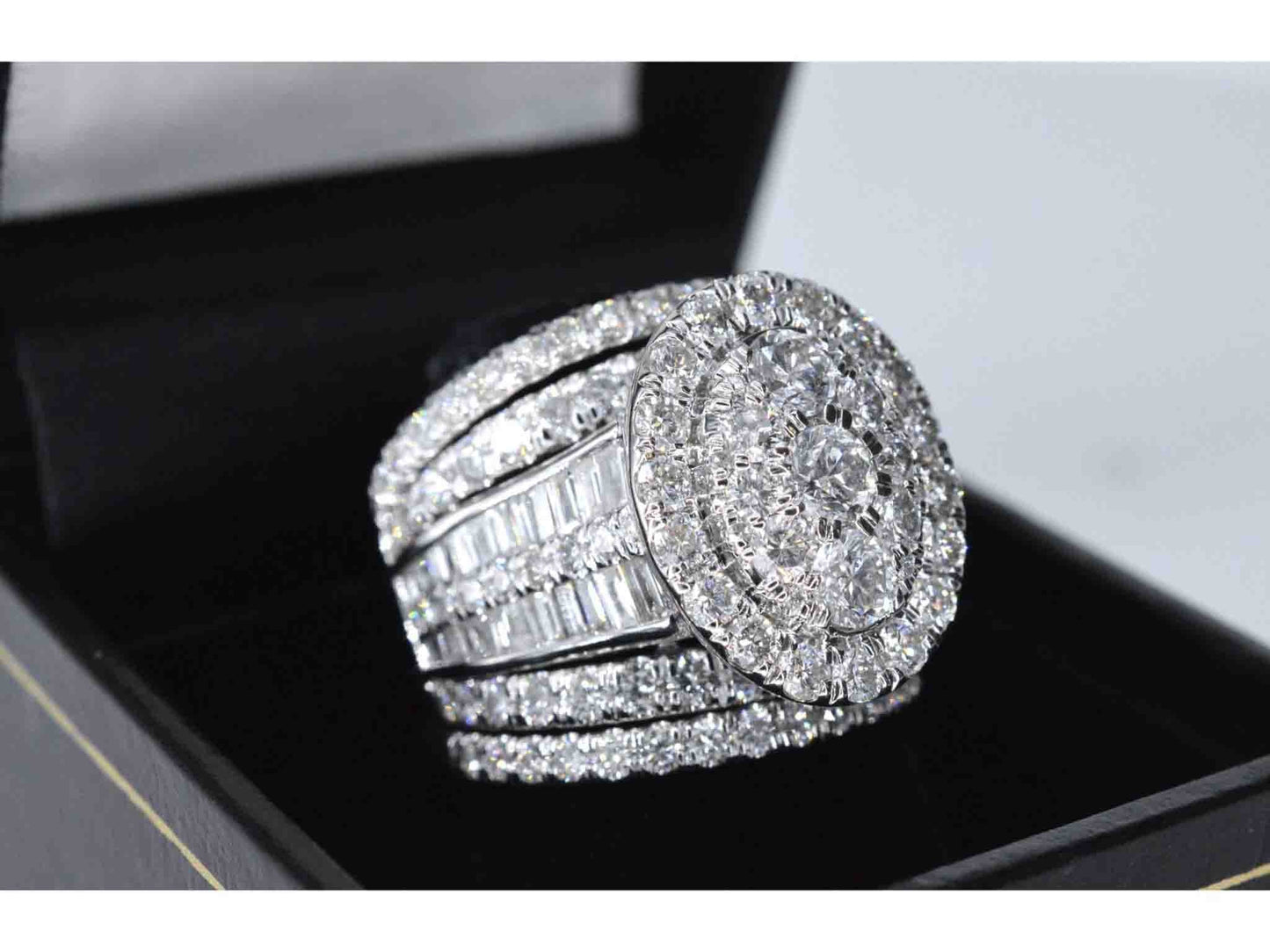 Witgouden ring vol gezet met diamanten 5.50 carat