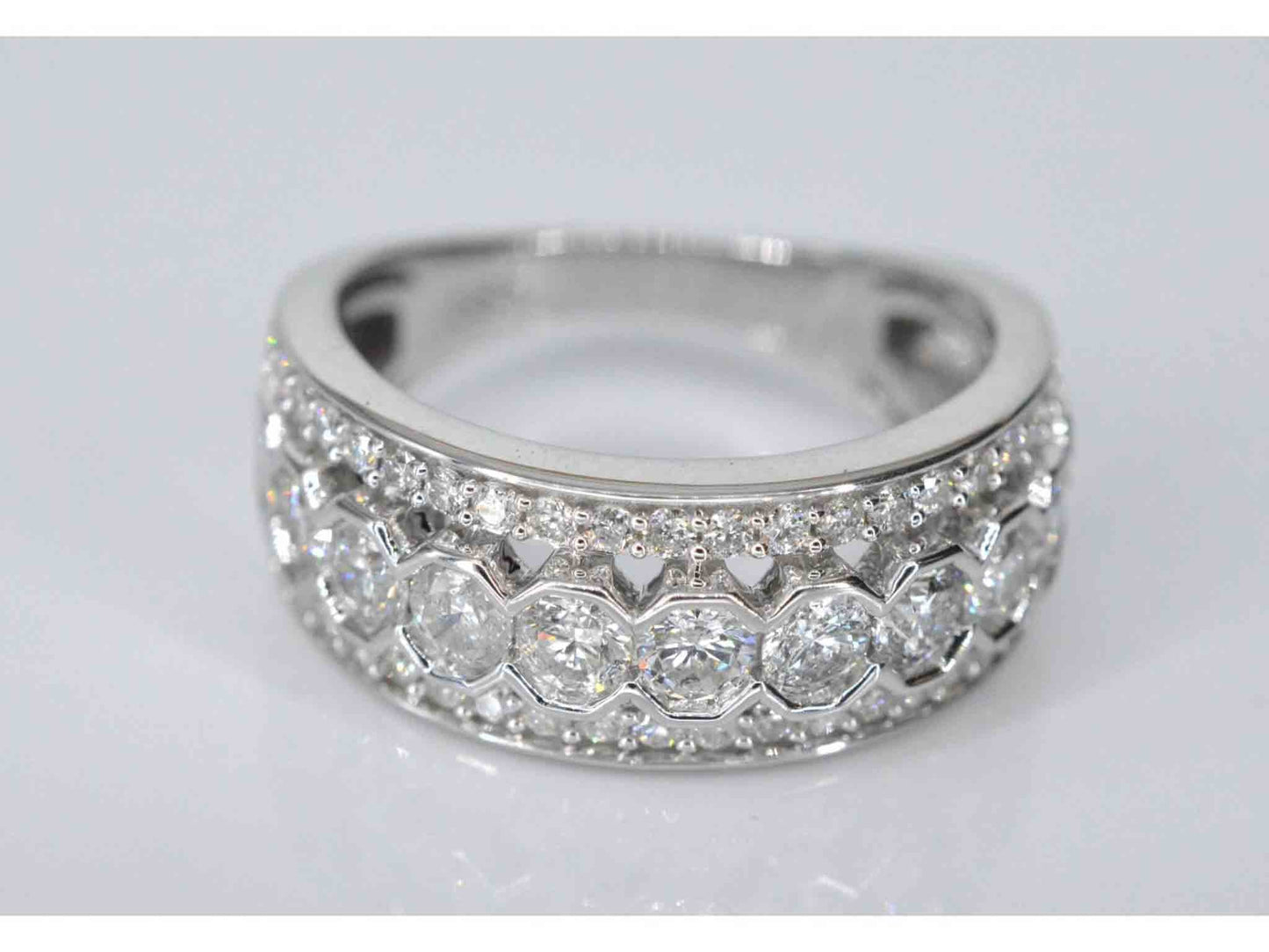 Witgouden pave ring met diamanten