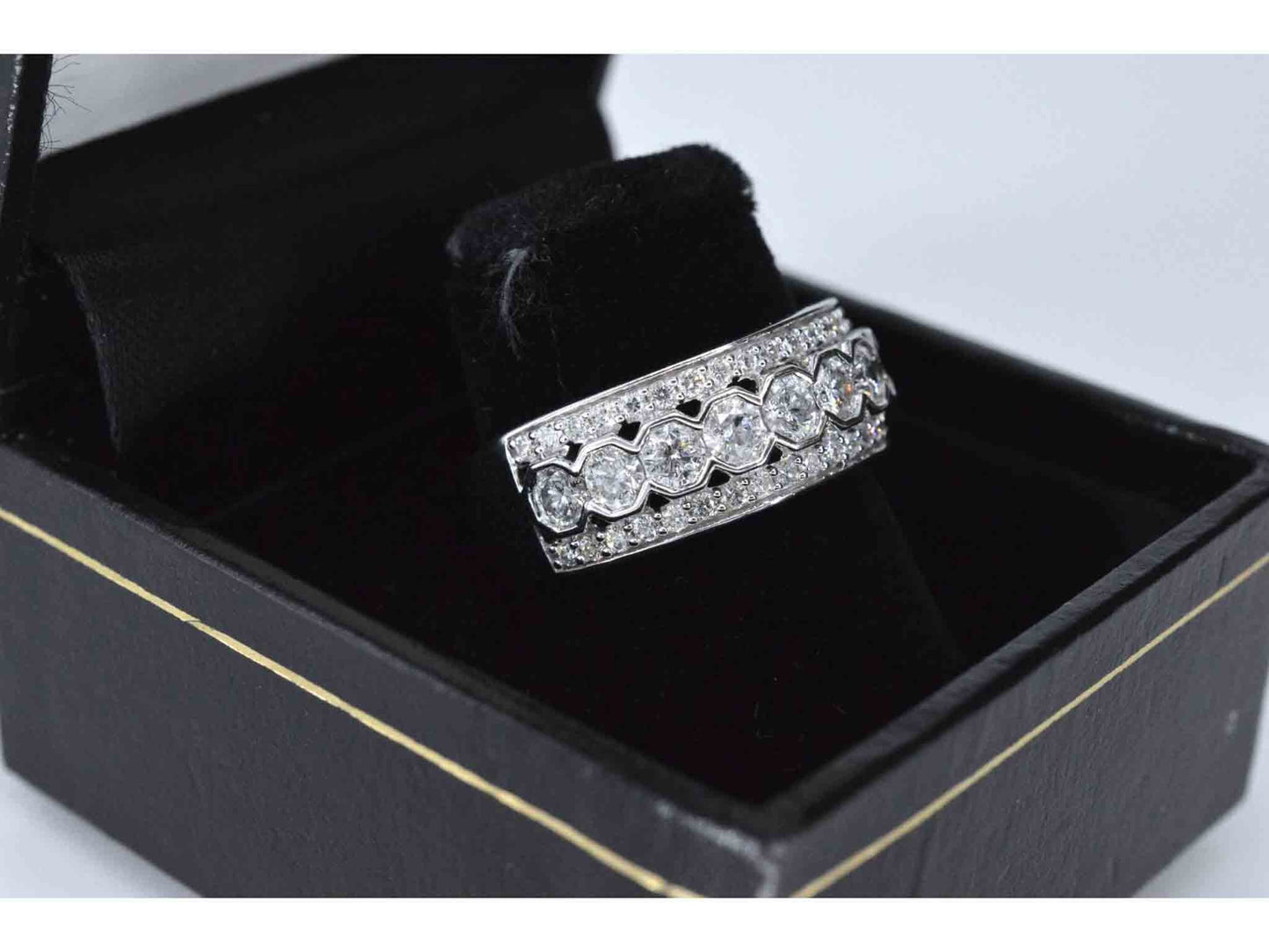 Witgouden pave ring met diamanten