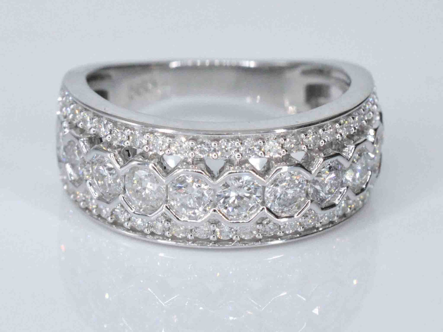 Witgouden pave ring met diamanten