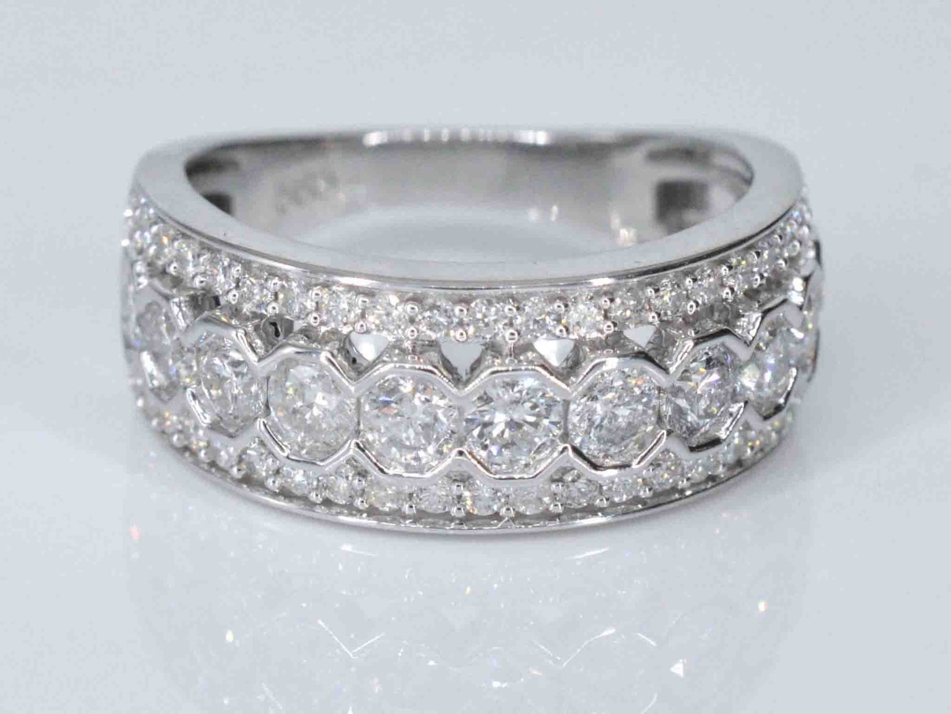 Witgouden pave ring met diamanten
