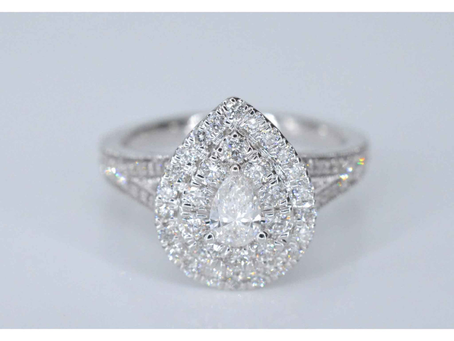 Witgouden druppelvormige entourage ring met diamanten