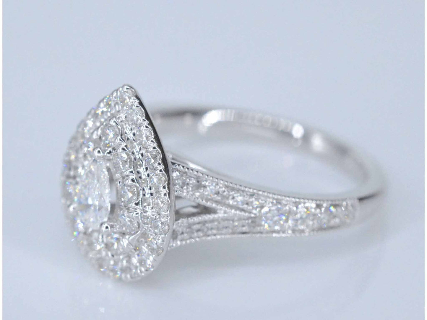 Witgouden druppelvormige entourage ring met diamanten